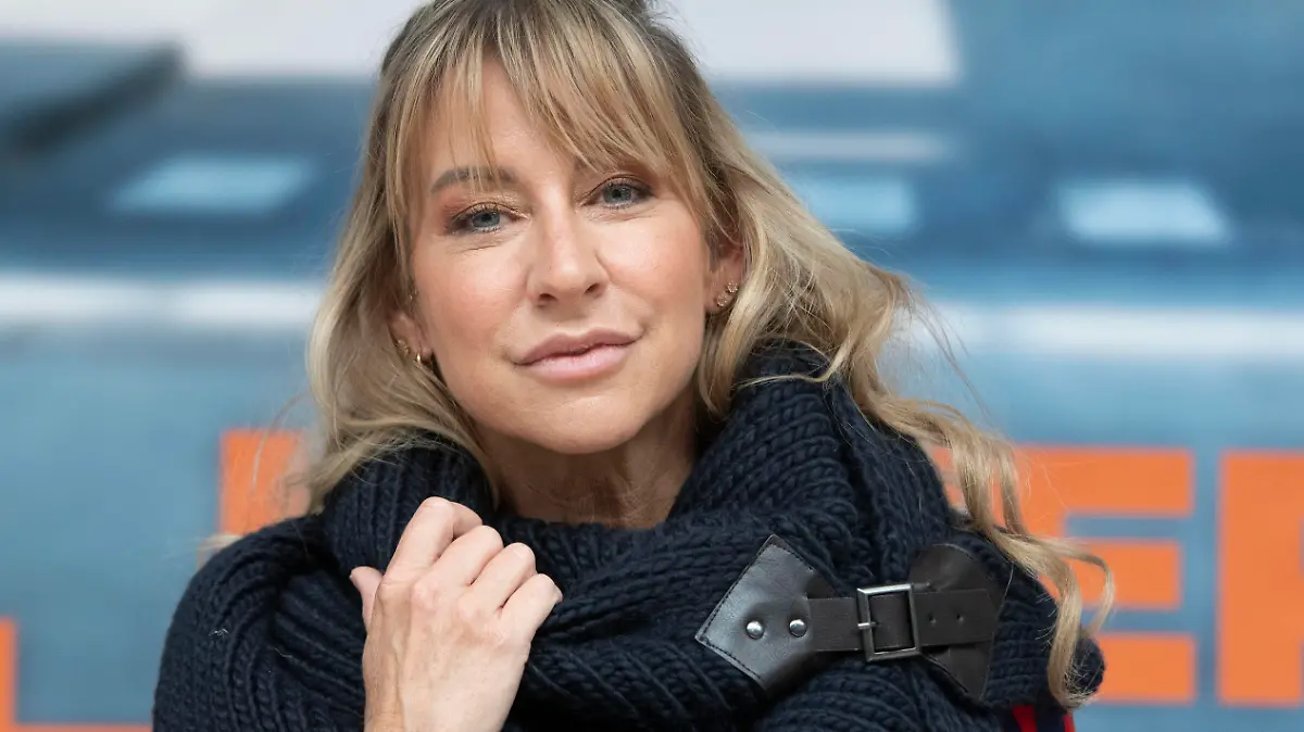 Schauspielerin Isabell HERTEL freut sich, davü Valea SCALABRINO ihr ihren Preis als ,,Sexiest Unter uns-Frau,, gewidmet hat, UNTER UNS - Fan-Starwahl am 30.09.2021 in Koeln, hier in der Kulisse in den MMC Studios Koeln, ¬