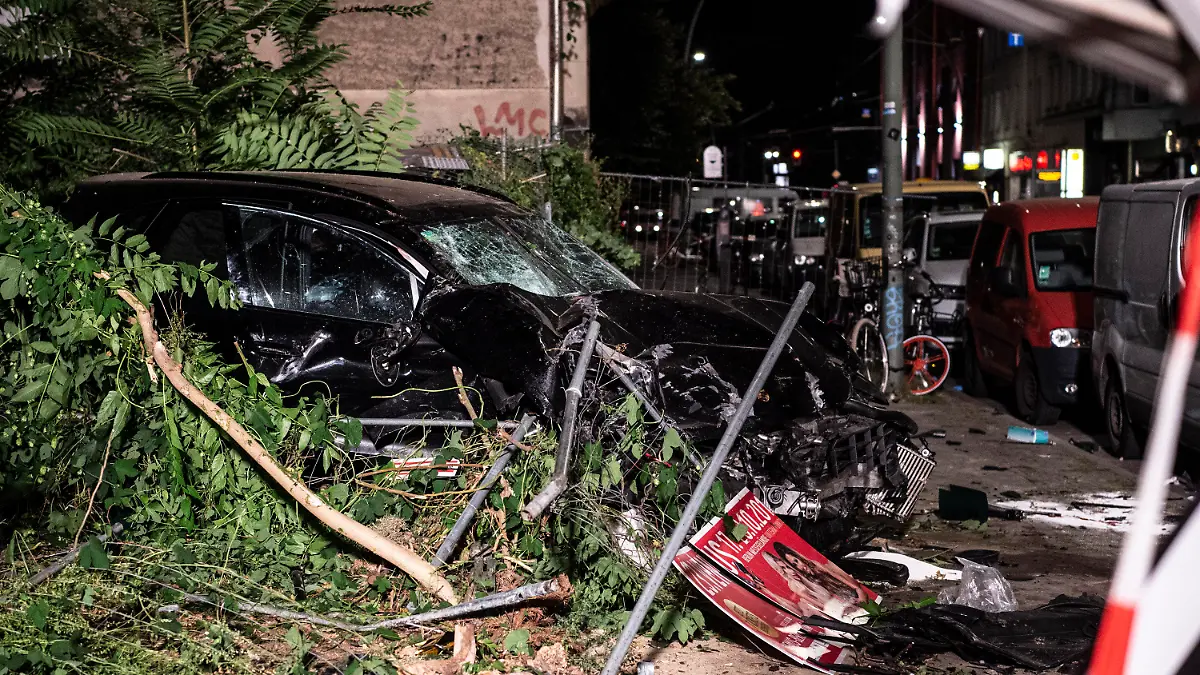 07.09.2019, Berlin: Ein zerstörter Pkw steht zwischen Trümmern auf einem Grundstück. Im Stadtteil Mitte waren bei einem schweren Verkehrsunfall vier Menschen getötet worden. Ein Geländewagen war über einen Gehweg und durch einen Bauzaun in ein Baugrundstück gerast und hatte dabei Passanten getötet. Foto: Paul Zinken/dpa +++ dpa-Bildfunk +++