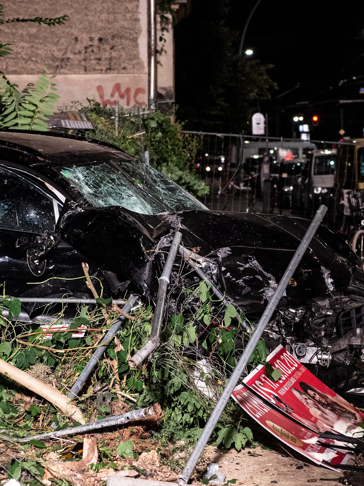 07.09.2019, Berlin: Ein zerstörter Pkw steht zwischen Trümmern auf einem Grundstück. Im Stadtteil Mitte waren bei einem schweren Verkehrsunfall vier Menschen getötet worden. Ein Geländewagen war über einen Gehweg und durch einen Bauzaun in ein Baugrundstück gerast und hatte dabei Passanten getötet. Foto: Paul Zinken/dpa +++ dpa-Bildfunk +++
