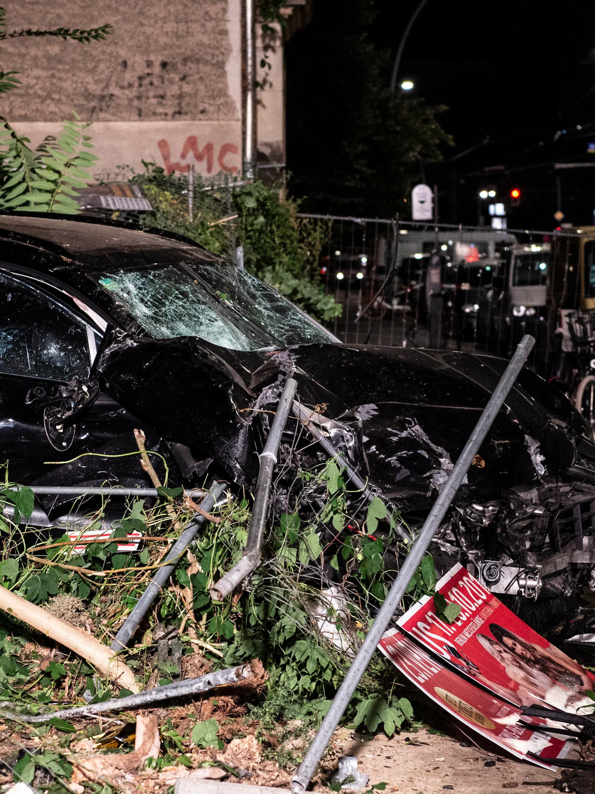 07.09.2019, Berlin: Ein zerstörter Pkw steht zwischen Trümmern auf einem Grundstück. Im Stadtteil Mitte waren bei einem schweren Verkehrsunfall vier Menschen getötet worden. Ein Geländewagen war über einen Gehweg und durch einen Bauzaun in ein Baugrundstück gerast und hatte dabei Passanten getötet. Foto: Paul Zinken/dpa +++ dpa-Bildfunk +++