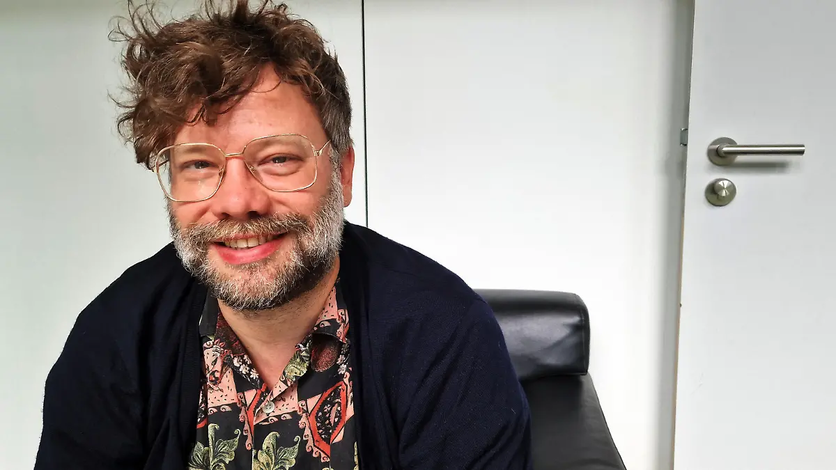 RTL-Redakteur ist seit seiner Geburt schwerhörig und trägt seit seiner Einschulung auf beiden Ohren Hörgeräte.