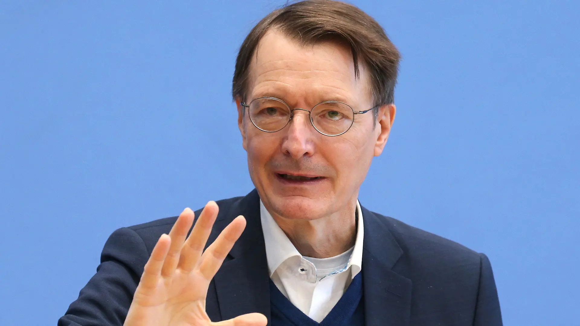 ARCHIV - 28.01.2022, Berlin: In einer Pressekonferenz des Robert Koch-Instituts beantwortet Bundesgesundheitsminister Karl Lauterbach (SPD) im Haus der Bundespressekonferenz Fragen der Journalisten zum Infektionsgeschehen und zur Impfentwicklung. Unmittelbar vor den Bund-Länder-Beratungen zum künftigen Corona-Kurs hat Lauterbach sich gegen ein komplettes Zurückfahren der Corona-Auflagen gewandt. Es sei Zeit für Lockerungen mit Augenmaß. Foto: Wolfgang Kumm/dpa +++ dpa-Bildfunk +++