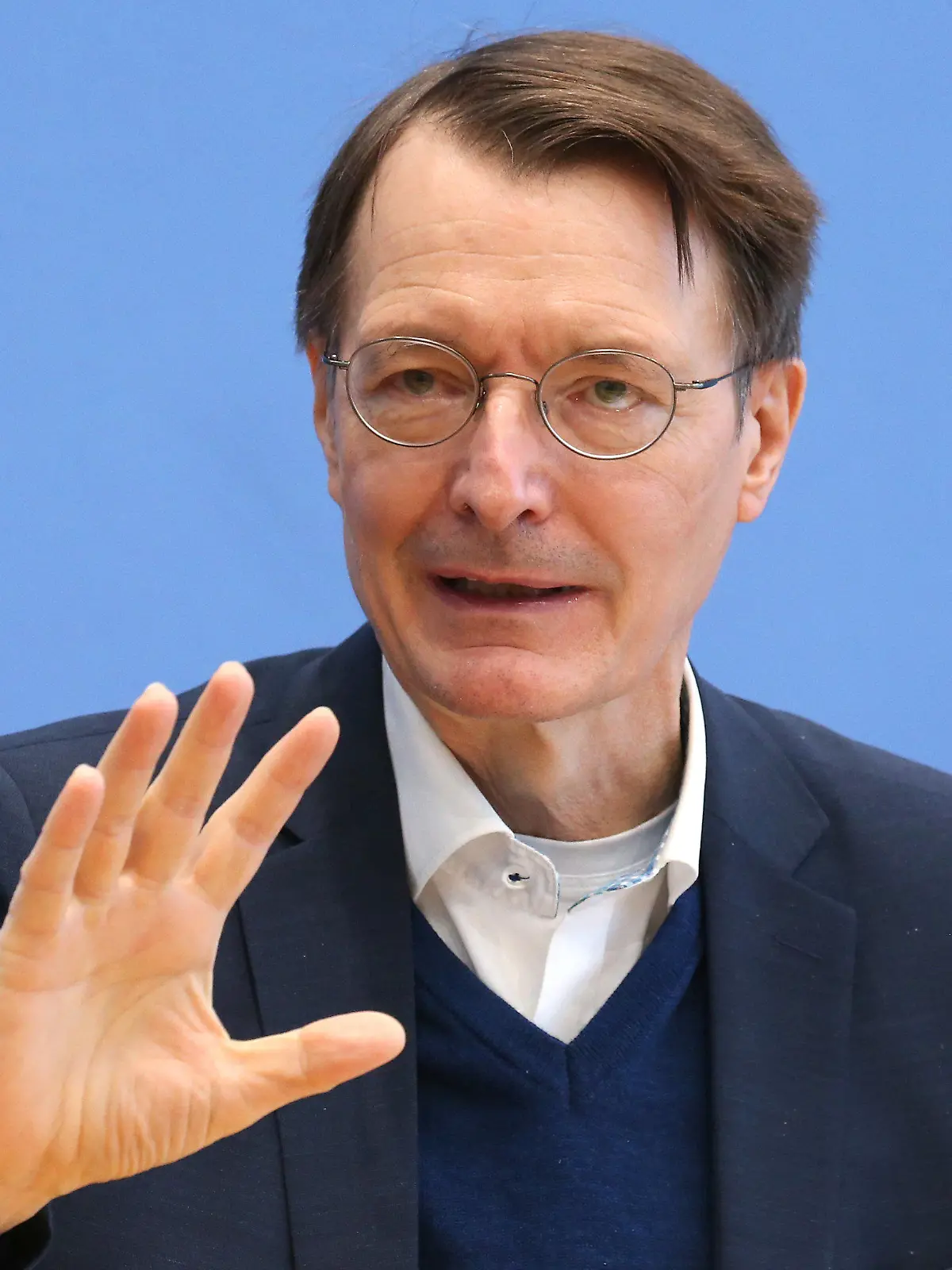 ARCHIV - 28.01.2022, Berlin: In einer Pressekonferenz des Robert Koch-Instituts beantwortet Bundesgesundheitsminister Karl Lauterbach (SPD) im Haus der Bundespressekonferenz Fragen der Journalisten zum Infektionsgeschehen und zur Impfentwicklung. Unmittelbar vor den Bund-Länder-Beratungen zum künftigen Corona-Kurs hat Lauterbach sich gegen ein komplettes Zurückfahren der Corona-Auflagen gewandt. Es sei Zeit für Lockerungen mit Augenmaß. Foto: Wolfgang Kumm/dpa +++ dpa-Bildfunk +++