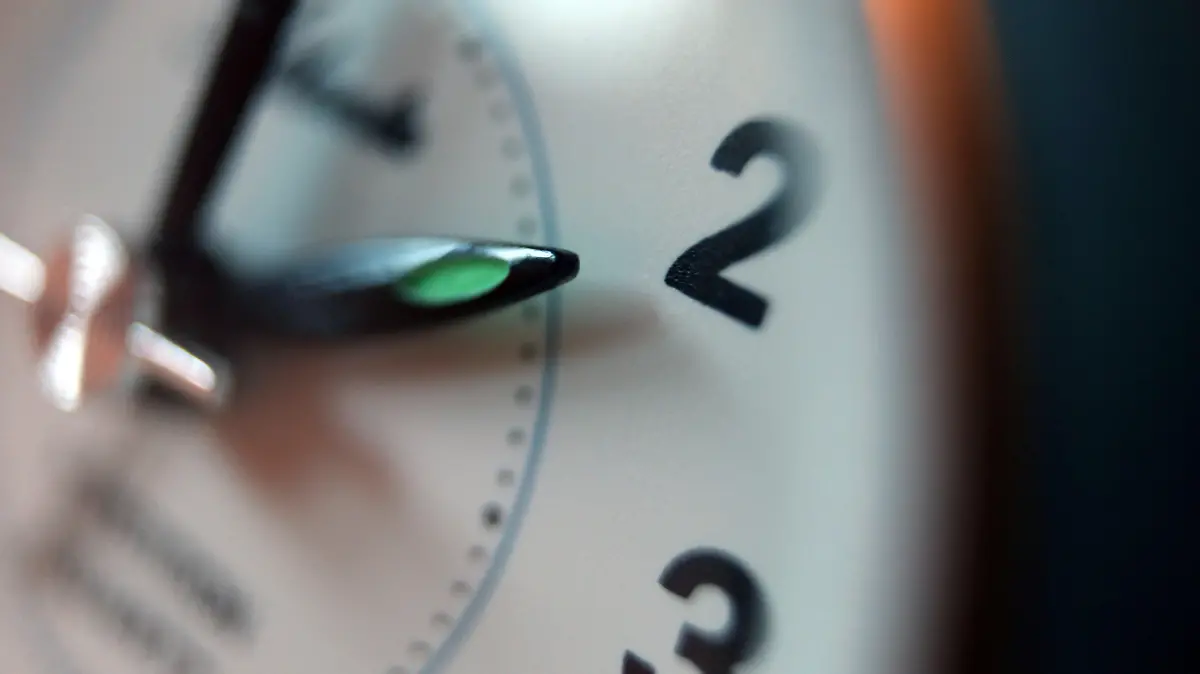 ARCHIV - 04.03.2019, Bayern, Kempten: Der Zeiger eines Weckers steht auf zwei Uhr. In Deutschland geht am Wochenende die Sommerzeit zu Ende. Pünktlich um 3.00 Uhr werden am 25. Oktober 2020 die Uhren um eine Stunde auf 2.00 Uhr zurückgestellt. Dann gilt bis Ende März wieder die Normalzeit, oft auch Winterzeit genannt. Foto: Karl-Josef Hildenbrand/dpa +++ dpa-Bildfunk +++