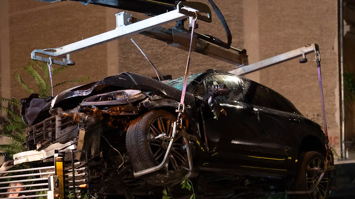 07.09.2019, Berlin: Ein zerstörter SUV wird auf einen Abschleppwagen gehoben. Im Stadtteil Mitte waren bei einem schweren Verkehrsunfall vier Menschen getötet worden. Der Geländewagen war über einen Gehweg und durch einen Bauzaun in ein Baugrundstück gerast und hatte dabei Passanten getötet. Foto: Paul Zinken/dpa +++ dpa-Bildfunk +++