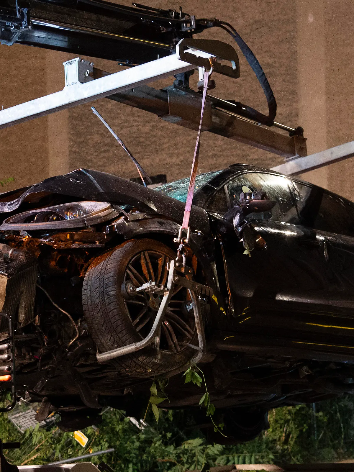 07.09.2019, Berlin: Ein zerstörter SUV wird auf einen Abschleppwagen gehoben. Im Stadtteil Mitte waren bei einem schweren Verkehrsunfall vier Menschen getötet worden. Der Geländewagen war über einen Gehweg und durch einen Bauzaun in ein Baugrundstück gerast und hatte dabei Passanten getötet. Foto: Paul Zinken/dpa +++ dpa-Bildfunk +++