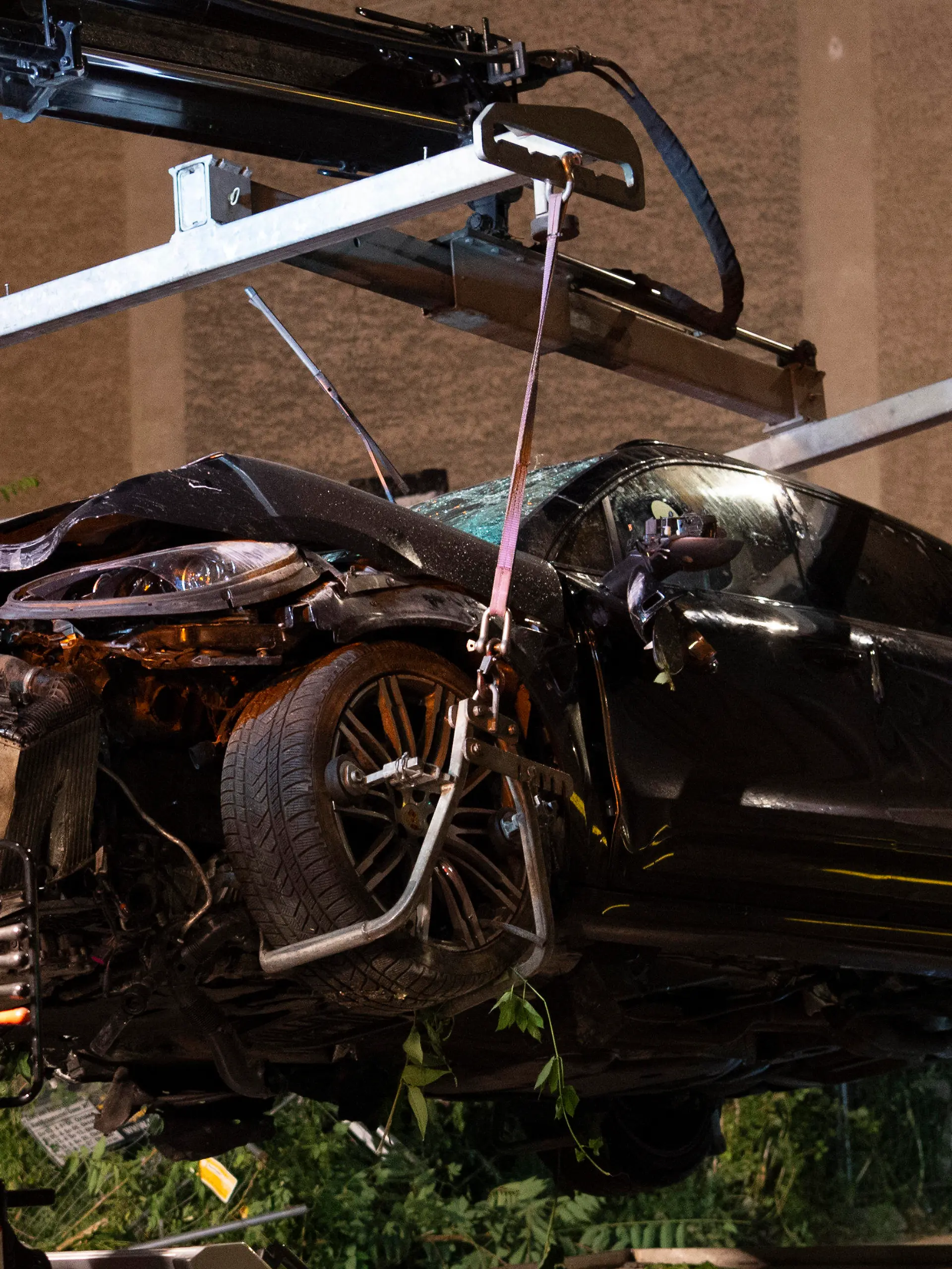 07.09.2019, Berlin: Ein zerstörter SUV wird auf einen Abschleppwagen gehoben. Im Stadtteil Mitte waren bei einem schweren Verkehrsunfall vier Menschen getötet worden. Der Geländewagen war über einen Gehweg und durch einen Bauzaun in ein Baugrundstück gerast und hatte dabei Passanten getötet. Foto: Paul Zinken/dpa +++ dpa-Bildfunk +++
