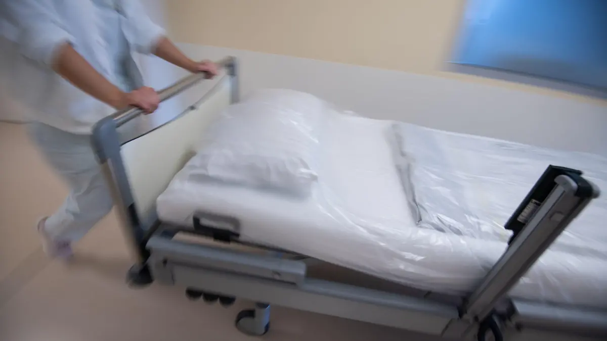SYMBOLBILD - 20.01.2020, Baden-Württemberg, ---: Eine Krankenpflegerin schiebt ein Krankenbett durch einen Gang einer Station. (zu dpa: «Verdi lehnt weitere Klinik-Schließungen im Südwesten ab») Foto: Marijan Murat/dpa +++ dpa-Bildfunk +++