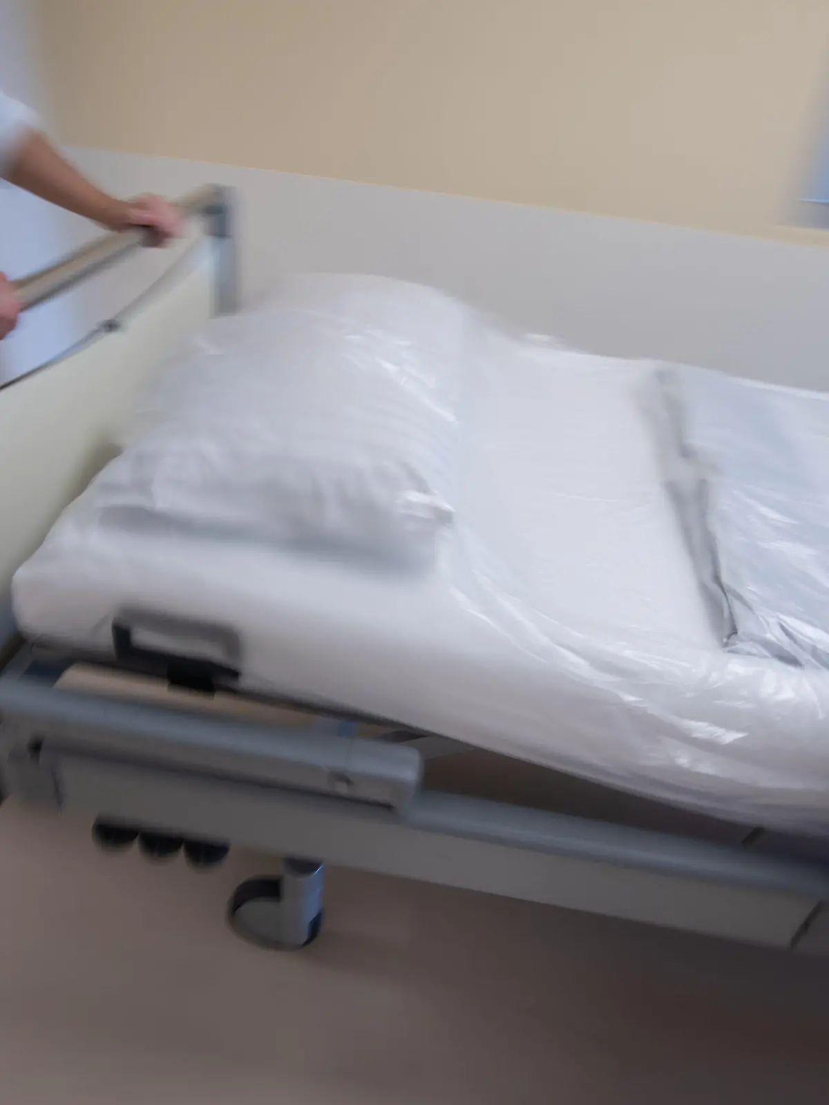 SYMBOLBILD - 20.01.2020, Baden-Württemberg, ---: Eine Krankenpflegerin schiebt ein Krankenbett durch einen Gang einer Station. (zu dpa: «Verdi lehnt weitere Klinik-Schließungen im Südwesten ab») Foto: Marijan Murat/dpa +++ dpa-Bildfunk +++