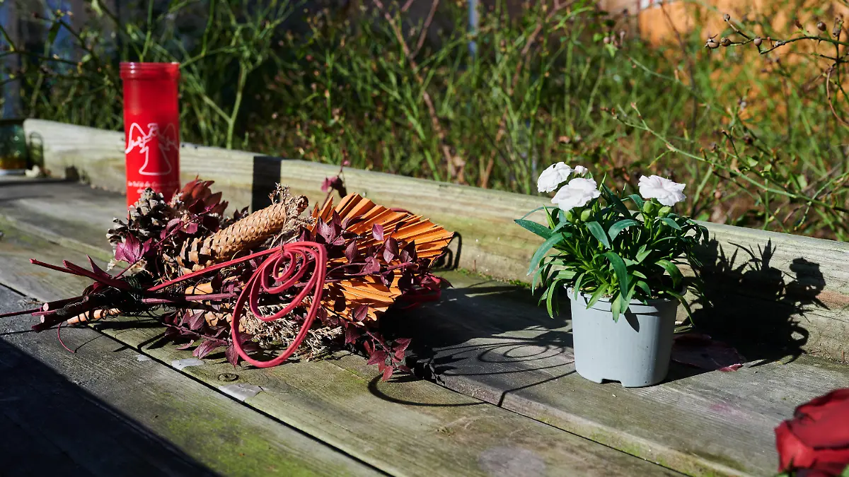 14.02.2022, Berlin: Ein Trockengesteck, eine Kerze und Blumen liegen an der Stelle in der Innenstadt, wo vier Menschen ums Leben gekommen sind. Am 6. September 2019 war das Auto eines inzwischen 45-Jährigen über die Gegenfahrbahn hinweg von der Invalidenstraße abgekommen. Der SUV überschlug sich und tötete vier Menschen auf dem Gehweg. Am 17.02.2022 wird das Urteil erwartet. Foto: Annette Riedl/dpa +++ dpa-Bildfunk +++