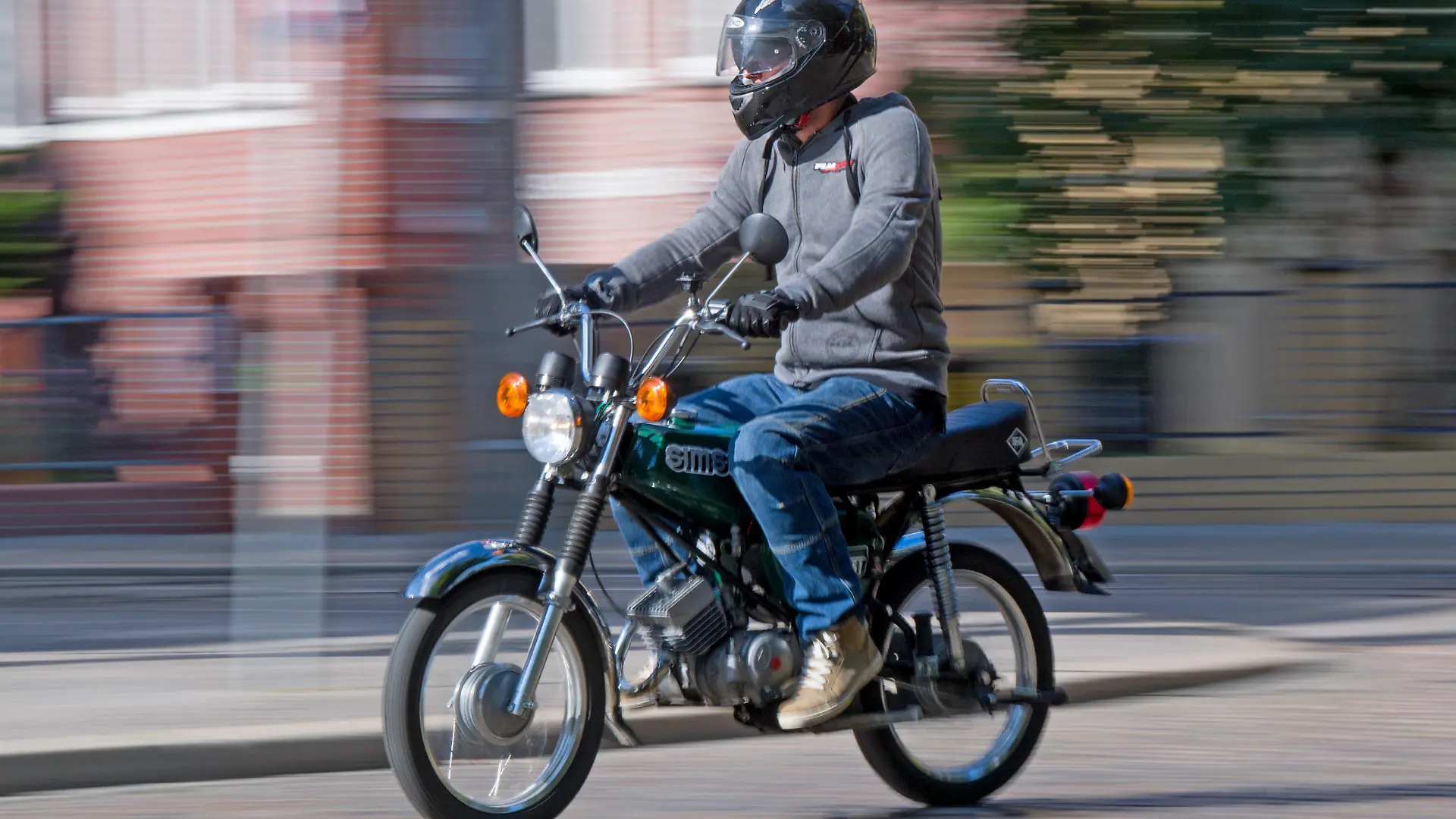 ARCHIV - 25.07.2018, Sachsen-Anhalt, Halle (Saale): Ein Fahrlehrer fährt auf einem Simson S51 Moped durch die Händelstadt. (zu dpa "Bericht: Scheuer will Moped-Führerschein ab 15 ermöglichen") Foto: Hendrik Schmidt/ZB/dpa +++ dpa-Bildfunk +++