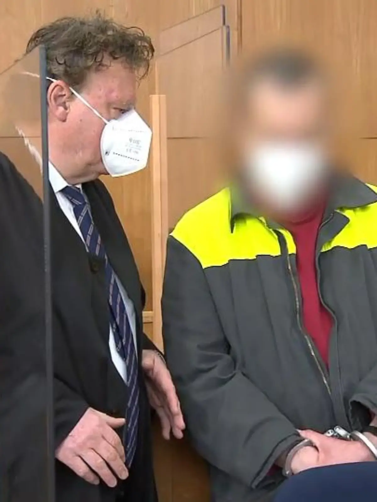 Am Frankfurter Landgericht fand heute die zweite Verhandlung gegen Alexander M. im NSU 2.0.-Prozess statt. Dem Angeklagten wird vorgeworfen, dass er Politiker, Anwälte und Journalisten bedroht habe. Heute äußerte er sich nun schriftlich zu den Vorwürfen. Er bestritt die Anklagepunkte der Staatsanwaltschaft und gab an, ein Opfer von Tricksereien geworden zu sein. Er habe aber Insiderwissen und forderte für die Herausgabe dieser Informationen einen Platz im Zeugenschutzprogramm.