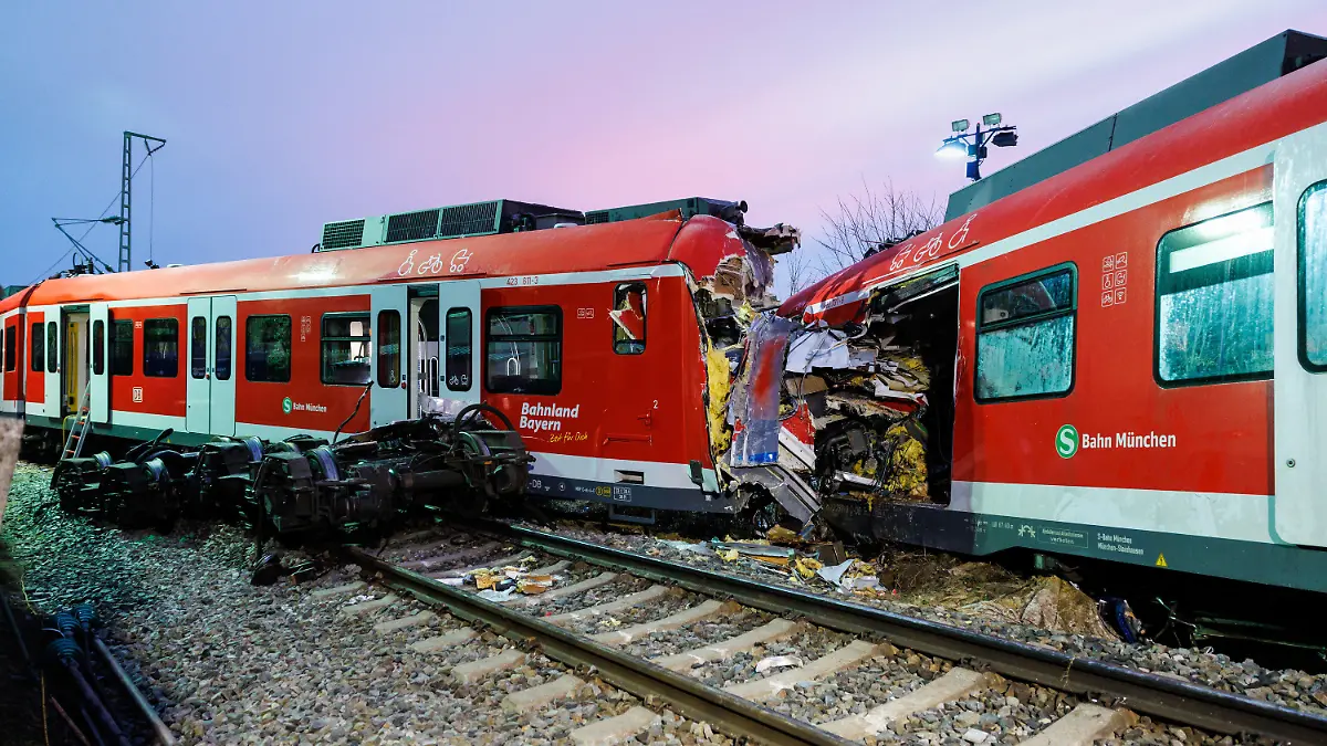 16.02.2022, Bayern, Schäftlarn: Zwei aufeinander geprallten S-Bahnen stehen an der Unfallstelle in der Nähe des Bahnhofes Ebenhausen-Schäftlarn. Beim Zusammenstoß zweier S-Bahnen südlich von München kam am 14. Februar ein Fahrgast ums Leben, 18 Menschen wurden verletzt. Foto: Matthias Balk/dpa +++ dpa-Bildfunk +++