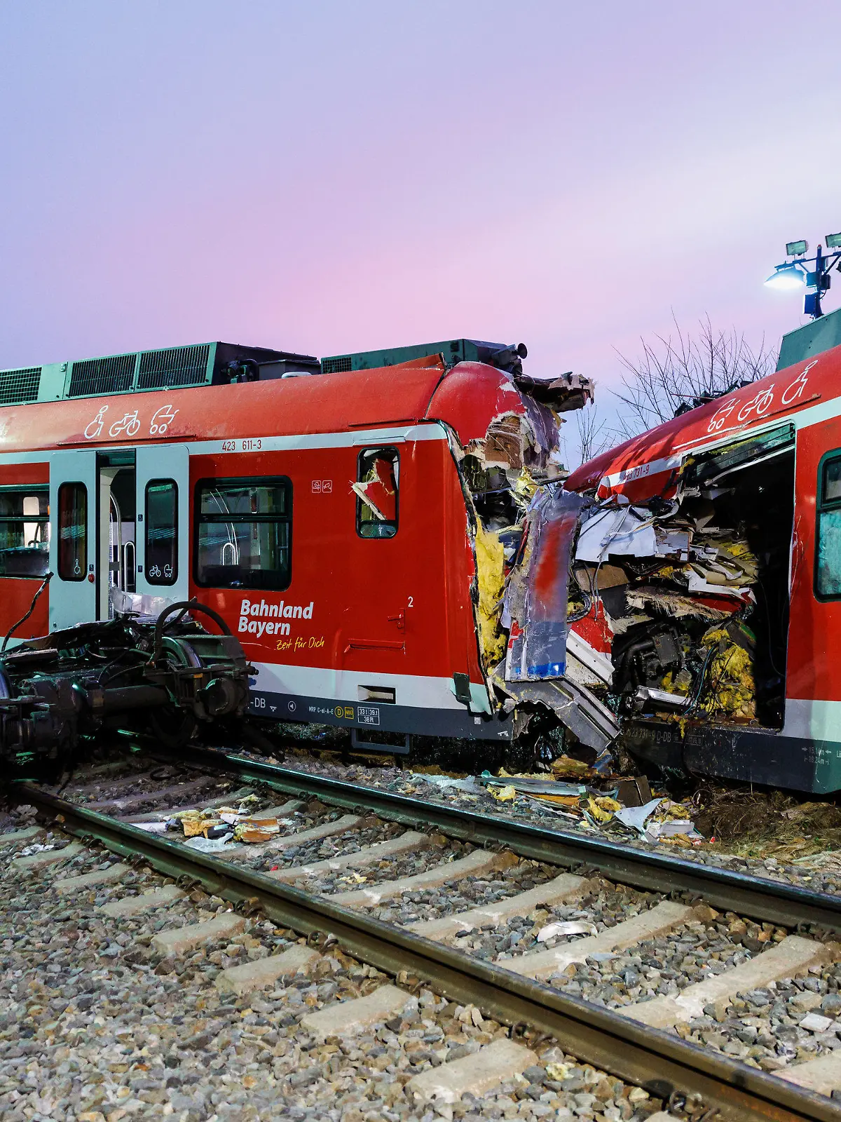 16.02.2022, Bayern, Schäftlarn: Zwei aufeinander geprallten S-Bahnen stehen an der Unfallstelle in der Nähe des Bahnhofes Ebenhausen-Schäftlarn. Beim Zusammenstoß zweier S-Bahnen südlich von München kam am 14. Februar ein Fahrgast ums Leben, 18 Menschen wurden verletzt. Foto: Matthias Balk/dpa +++ dpa-Bildfunk +++