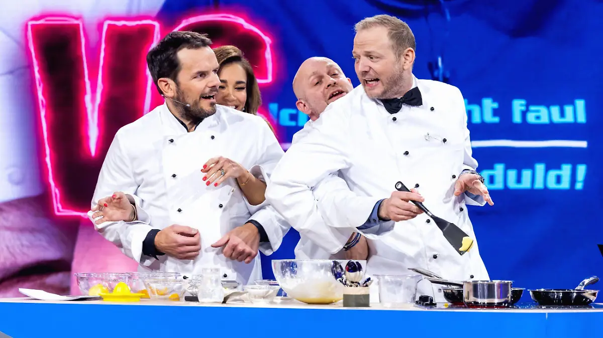 (v.l.) Steffen Henssler, Jana Ina Zarella, Jürgen Vogel, Jubilar Mario Barth

+++ Die Verwendung des sendungsbezogenen Materials ist nur mit dem Hinweis und Verlinkung auf RTL+ gestattet. +++