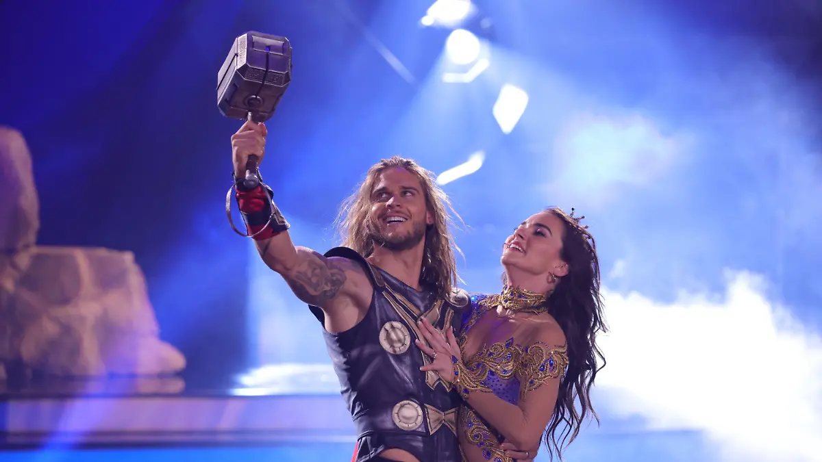 28.05.2021, Nordrhein-Westfalen, Köln: Der ehemalige Profi-Fußballer Rúrik Gíslason tanzt im Kostüm des hammerschwingenden Donnergotts Thor mit seiner Tanzpartnerin Renata Lusin beim Finale der 14. Staffel der RTL-Tanzshow "Let's Dance". Er siegte und ist RTL-«Dancing Star 2021». Foto: Andreas Renz/Getty/POOL/dpa +++ dpa-Bildfunk +++