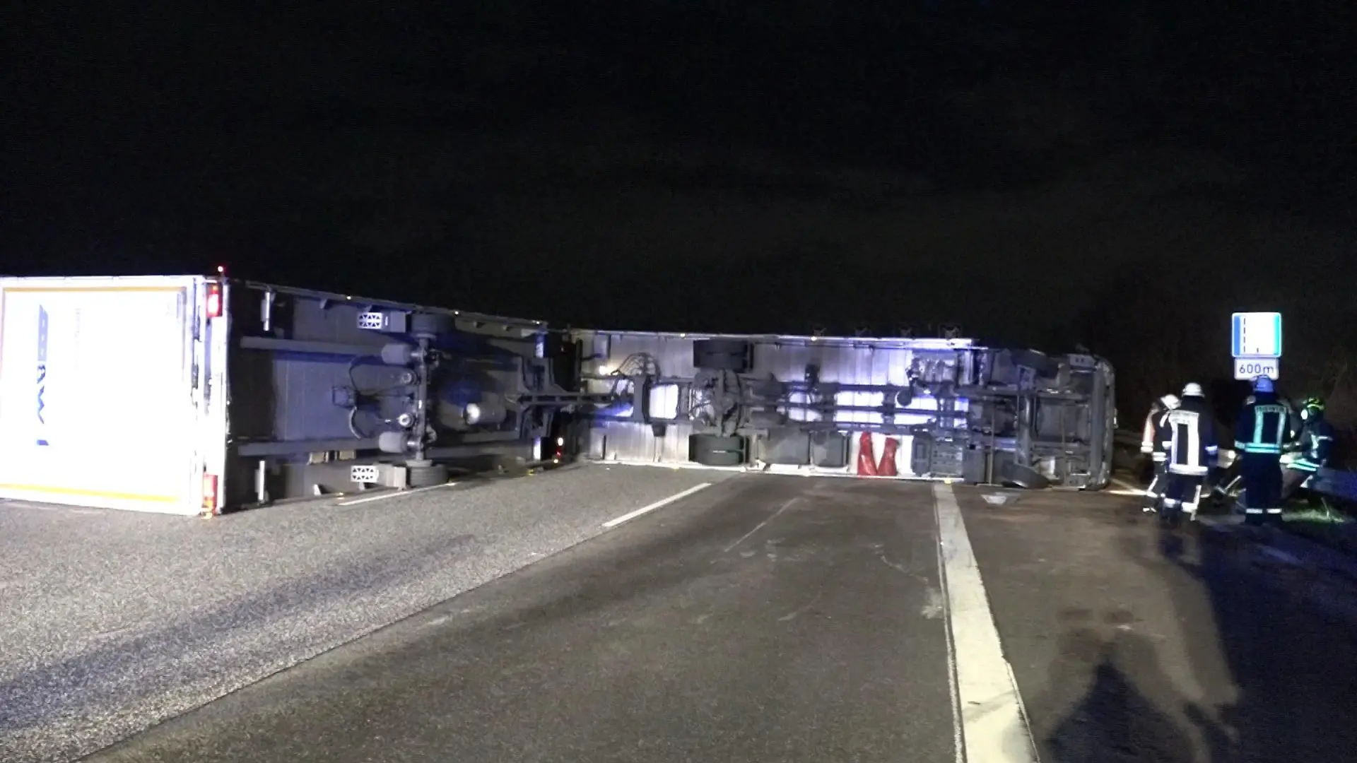 Am frühen Morgen drückt eine Böhe diesesn tonnenschweren Laster um und blockiert alle drei Fahrspuren der A5.