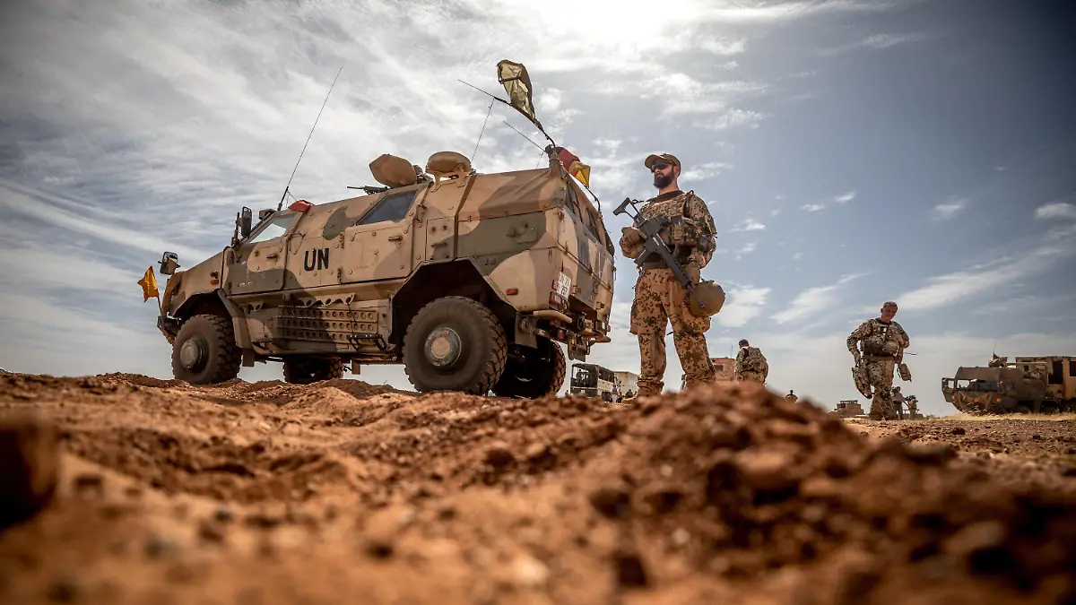 ARCHIV - 13.11.2018, Mali, Gao: Ein Soldat der Bundeswehr steht am Flughafen nahe des Stützpunktes in Gao im Norden Malis. Frankreich, seine europäischen Partner und Kanada beenden den militärischen Anti-Terror-Einsatz im westafrikanischen Mali. Das teilten sie in einer gemeinsamen Erklärung mit, die der Élyséepalast nach Beratungen am Donnerstag in Paris veröffentlichte. Man wolle in der Sahelzone aber weiterhin aktiv bleiben, hieß es. Foto: Michael Kappeler/dpa +++ dpa-Bildfunk +++