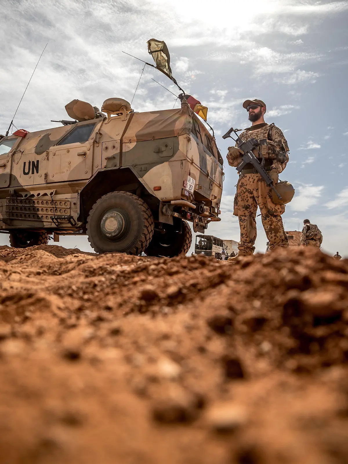 ARCHIV - 13.11.2018, Mali, Gao: Ein Soldat der Bundeswehr steht am Flughafen nahe des Stützpunktes in Gao im Norden Malis. Frankreich, seine europäischen Partner und Kanada beenden den militärischen Anti-Terror-Einsatz im westafrikanischen Mali. Das teilten sie in einer gemeinsamen Erklärung mit, die der Élyséepalast nach Beratungen am Donnerstag in Paris veröffentlichte. Man wolle in der Sahelzone aber weiterhin aktiv bleiben, hieß es. Foto: Michael Kappeler/dpa +++ dpa-Bildfunk +++
