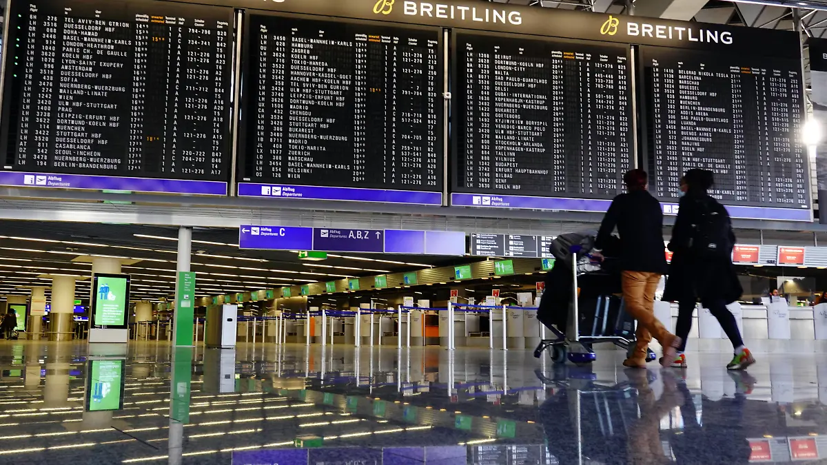  21.02.2021, Frankfurt am Main, Hessen, GER - Nur wenige Passagiere verlieren sich in Zeiten der Coronakrise im Terminal des Flughafen. Abfertigungshalle, Abfluginformation, Airport, Alltag, Anzeige, Anzeigetafel, Coronaepidemie, Coronapandemie, deutsch, Deutschland, Europa, europaeisch, Flughafen, Flughafenterminal, Frankfurt, Frankfurt am Main, Fraport, Gesellschaft, Hessen, Informationstafel, innen, Innenaufnahme, leer, Leere, Lockdown, Menschen, Passagiere, Personen, QF, Querformat, Reise, Reisende, Reisewarnung, Shutdown, Terminal, Tourismus, Westeuropa, Wirtschaft 210221D509FRANKFURT.JPG *** 21 02 2021, Frankfurt am Main, Hesse, GER Only a few passengers get lost in the terminal of the airport check-in hall in times of the corona cr