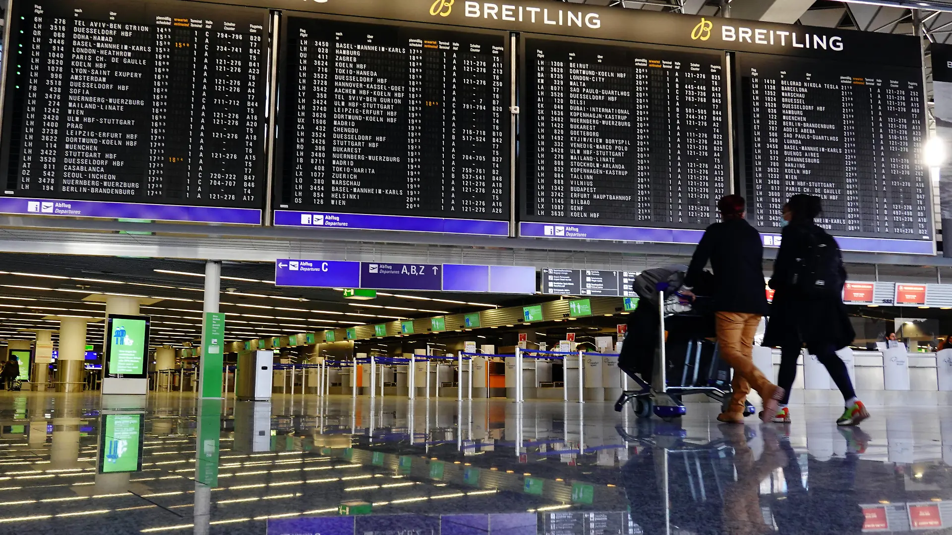 21.02.2021, Frankfurt am Main, Hessen, GER - Nur wenige Passagiere verlieren sich in Zeiten der Coronakrise im Terminal des Flughafen. Abfertigungshalle, Abfluginformation, Airport, Alltag, Anzeige, Anzeigetafel, Coronaepidemie, Coronapandemie, deutsch, Deutschland, Europa, europaeisch, Flughafen, Flughafenterminal, Frankfurt, Frankfurt am Main, Fraport, Gesellschaft, Hessen, Informationstafel, innen, Innenaufnahme, leer, Leere, Lockdown, Menschen, Passagiere, Personen, QF, Querformat, Reise, Reisende, Reisewarnung, Shutdown, Terminal, Tourismus, Westeuropa, Wirtschaft 210221D509FRANKFURT.JPG *** 21 02 2021, Frankfurt am Main, Hesse, GER Only a few passengers get lost in the terminal of the airport check-in hall in times of the corona cr