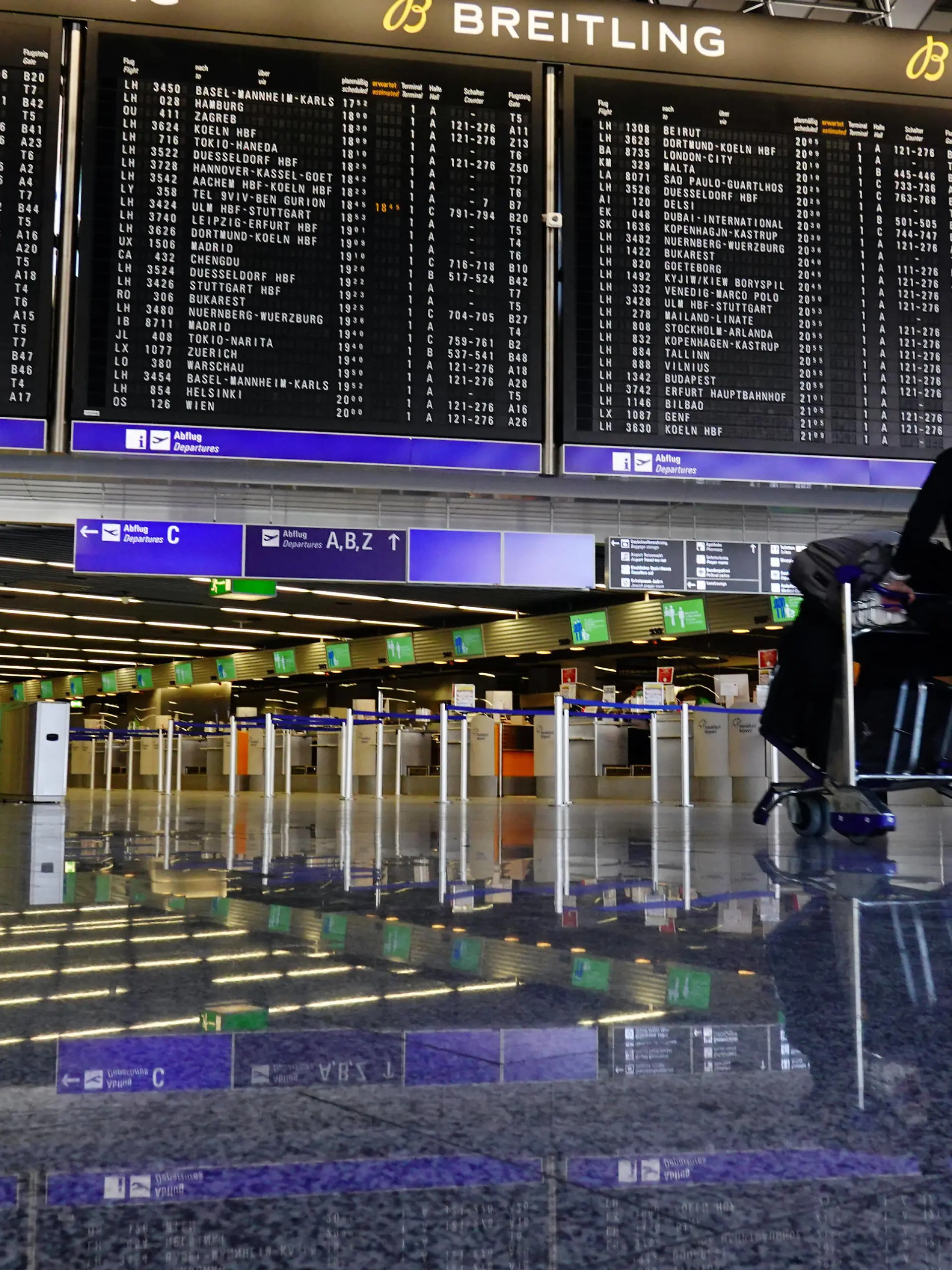  21.02.2021, Frankfurt am Main, Hessen, GER - Nur wenige Passagiere verlieren sich in Zeiten der Coronakrise im Terminal des Flughafen. Abfertigungshalle, Abfluginformation, Airport, Alltag, Anzeige, Anzeigetafel, Coronaepidemie, Coronapandemie, deutsch, Deutschland, Europa, europaeisch, Flughafen, Flughafenterminal, Frankfurt, Frankfurt am Main, Fraport, Gesellschaft, Hessen, Informationstafel, innen, Innenaufnahme, leer, Leere, Lockdown, Menschen, Passagiere, Personen, QF, Querformat, Reise, Reisende, Reisewarnung, Shutdown, Terminal, Tourismus, Westeuropa, Wirtschaft 210221D509FRANKFURT.JPG *** 21 02 2021, Frankfurt am Main, Hesse, GER Only a few passengers get lost in the terminal of the airport check-in hall in times of the corona cr