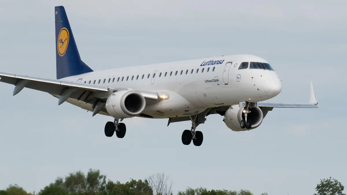 ARCHIV - 30.05.2020, Mecklenburg-Vorpommern, Zirchow: Ein Flugzeug im Linienflugverkehr der Lufthansa aus Frankfurt/Main landet auf dem Flughafen Heringsdorf. Im Corona-Schock dampft Lufthansa die Pilotenausbildung ein. Doch was geschieht mit den Flugschülern, die mit ihrer Ausbildung noch nicht fertig waren? Der Kampf um ihre Lebensträume führt vor die Gerichte. (zu dpa «Prozesse um den Lebenstraum Lufthansa-Pilot beginnen») Foto: Stefan Sauer/dpa +++ dpa-Bildfunk +++
