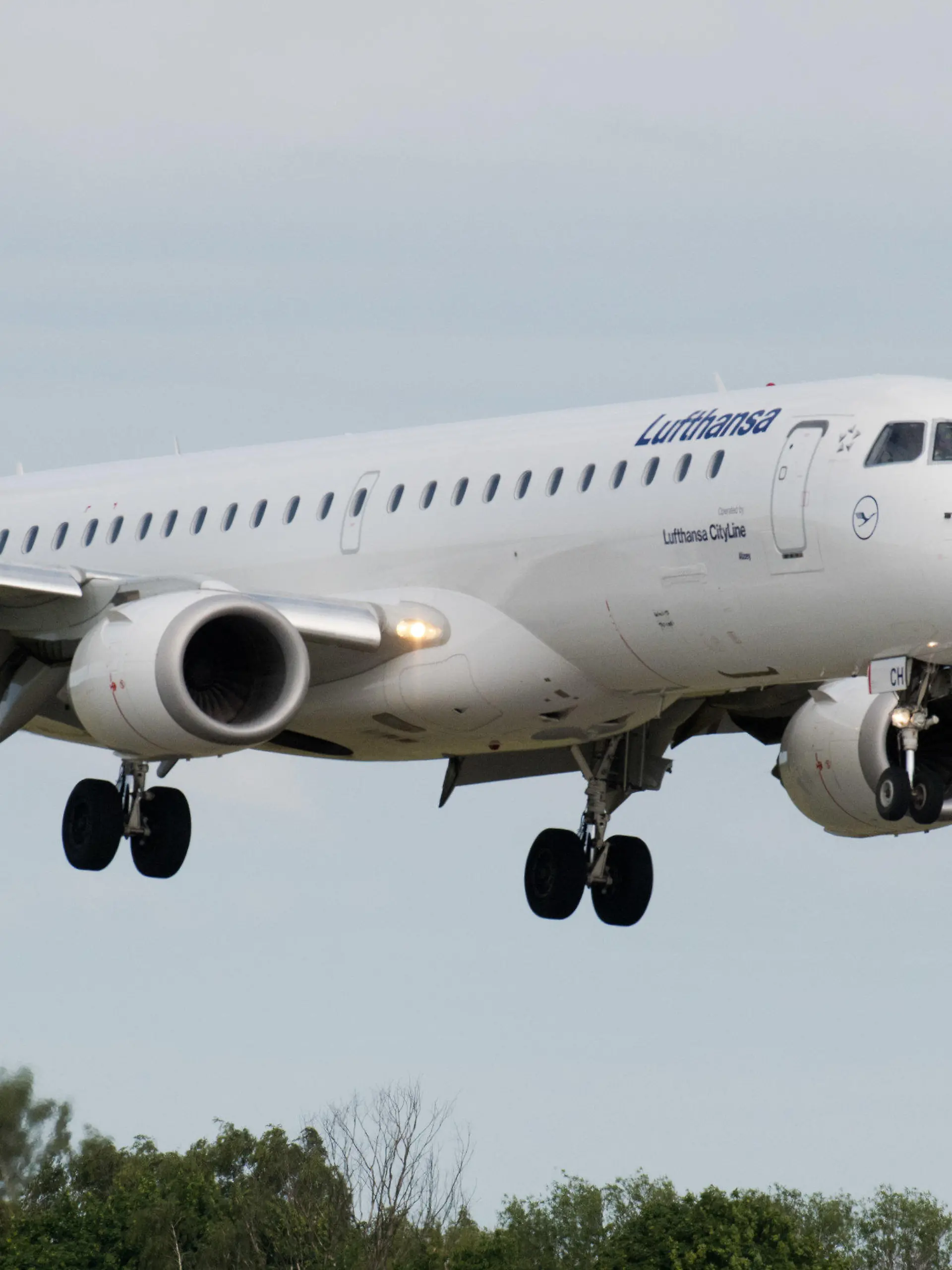 ARCHIV - 30.05.2020, Mecklenburg-Vorpommern, Zirchow: Ein Flugzeug im Linienflugverkehr der Lufthansa aus Frankfurt/Main landet auf dem Flughafen Heringsdorf. Im Corona-Schock dampft Lufthansa die Pilotenausbildung ein. Doch was geschieht mit den Flugschülern, die mit ihrer Ausbildung noch nicht fertig waren? Der Kampf um ihre Lebensträume führt vor die Gerichte. (zu dpa «Prozesse um den Lebenstraum Lufthansa-Pilot beginnen») Foto: Stefan Sauer/dpa +++ dpa-Bildfunk +++