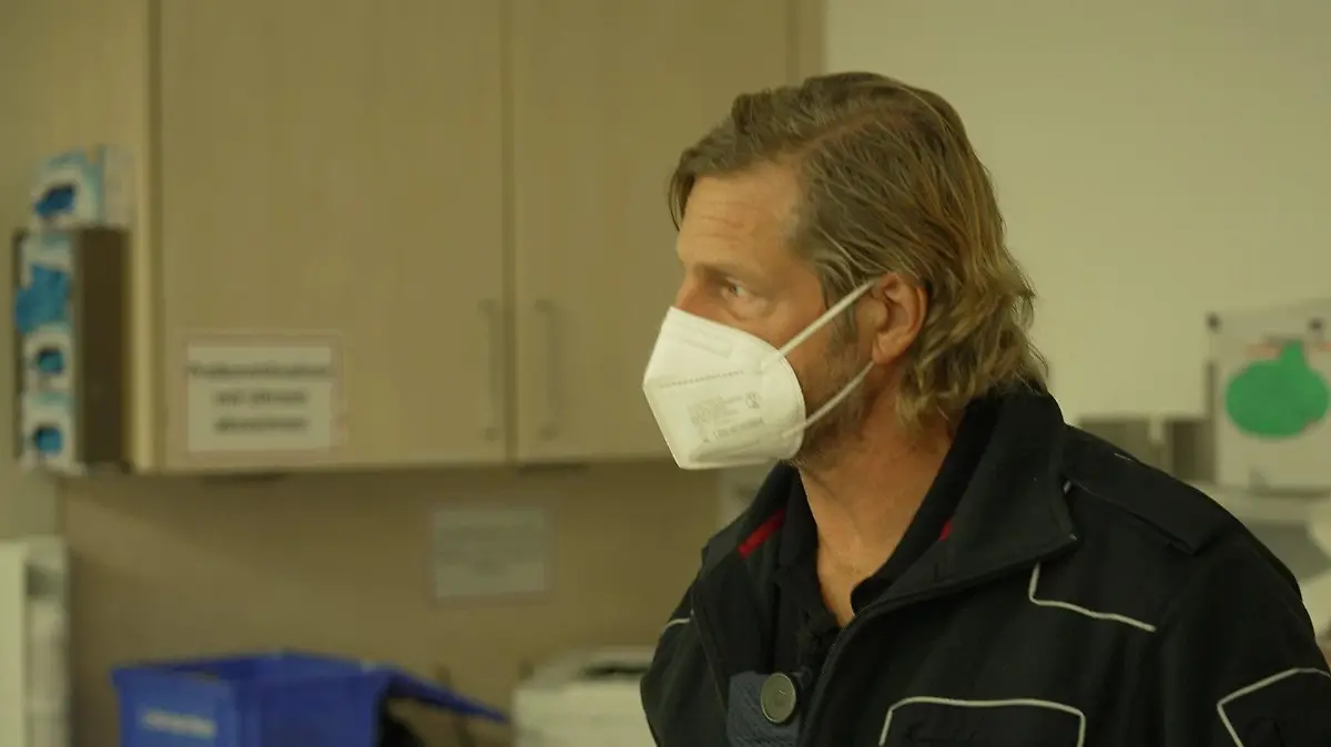 Schauspieler Henning Baum ist gelernter Rettungssanitäter. Er steht in Uniform in der Notaufnahme eines Krankenhauses.
