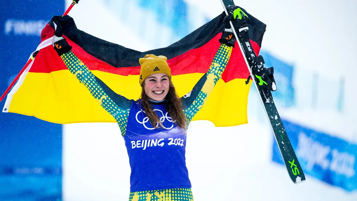 OLYMPICS - Winter Olympic Games, Olympische Spiele, Olympia, OS Beijing 2022 ZHANGJIAKOU,CHINA,17.FEB.22 - OLYMPICS, FREESTYLE SKIING - Winter Olympic Games Beijing 2022, Ski Cross, ladies. Image shows the rejoicing of Daniela Maier GER. Keywords: flag. PUBLICATIONxNOTxINxAUTxSUIxSWE GEPAxpictures/xMaticxKlansek