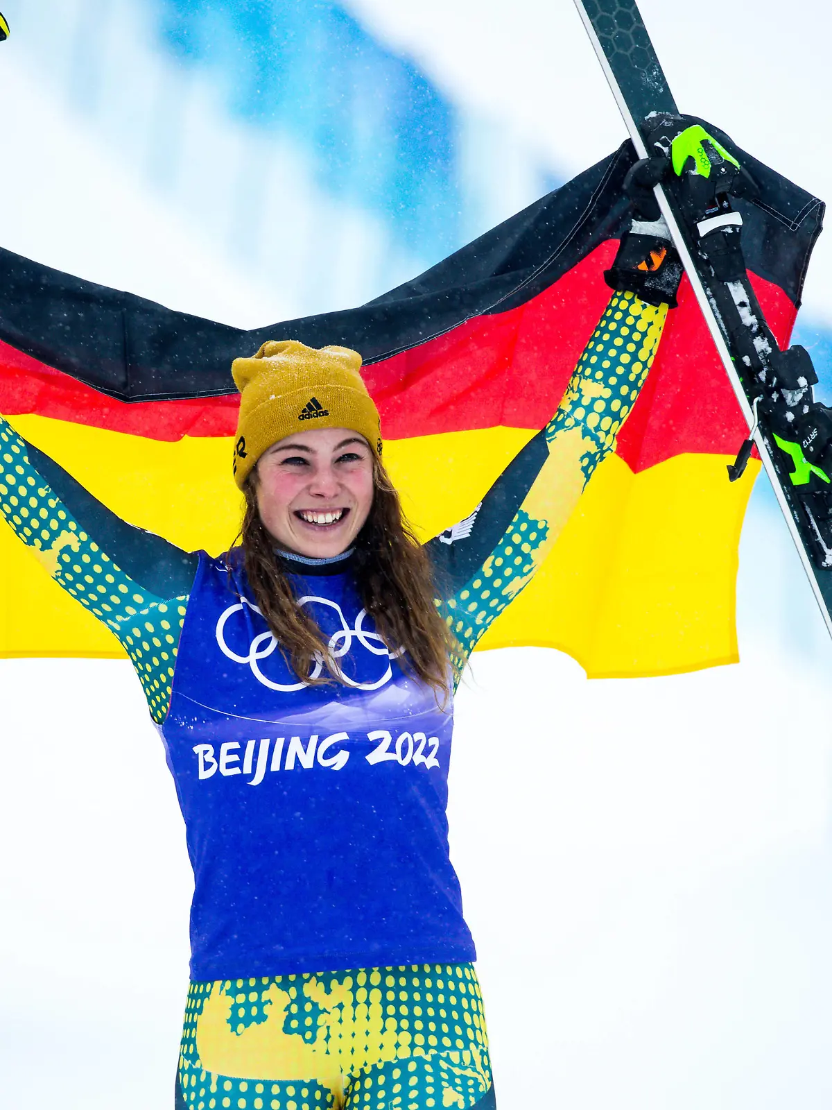  OLYMPICS - Winter Olympic Games, Olympische Spiele, Olympia, OS Beijing 2022 ZHANGJIAKOU,CHINA,17.FEB.22 - OLYMPICS, FREESTYLE SKIING - Winter Olympic Games Beijing 2022, Ski Cross, ladies. Image shows the rejoicing of Daniela Maier GER. Keywords: flag. PUBLICATIONxNOTxINxAUTxSUIxSWE GEPAxpictures/xMaticxKlansek
