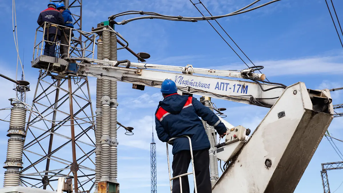 LUGANSK REGION, UKRAINE - OCTOBER 9, 2021: Employees of Luganskiye Elektricheskiye Seti [Lugansk Electrical Services] carry out routine maintenance of a high-voltage power transmission line running from Russia to the Lugansk People's Republic, at the Pobeda [Victory] electrical substation. Alexander Reka/TASS