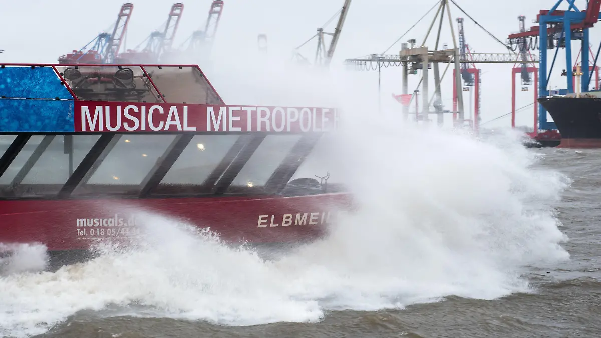 17.02.2022, Hamburg: Eine Hafenfähre fährt im Sturm auf der Elbe. Foto: Daniel Bockwoldt/dpa +++ dpa-Bildfunk +++