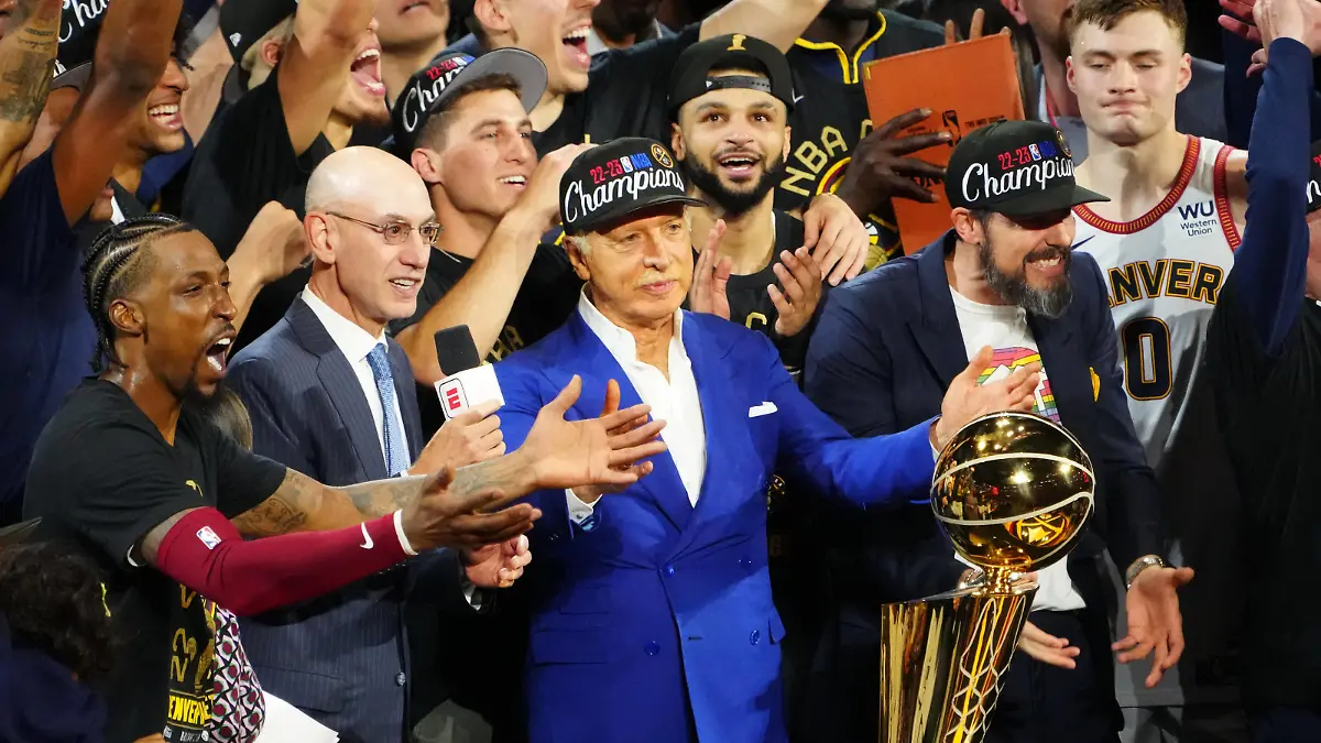 NBA, Basketball Herren, USA Finals-Miami Heat at Denver Nuggets Jun 12, 2023 Denver, Colorado, USA NBA commissioner Adam Silver presents the Larry O Brien Trophy to Denver Nuggets owner Stan Kroenke after the Nuggets won the 2023 NBA Championship against the Miami Heat at Ball Arena. Denver Ball Arena Colorado USA, EDITORIAL USE ONLY PUBLICATIONxINxGERxSUIxAUTxONLY Copyright: xRonxChenoyx 20230612_jhp_ac4_0696