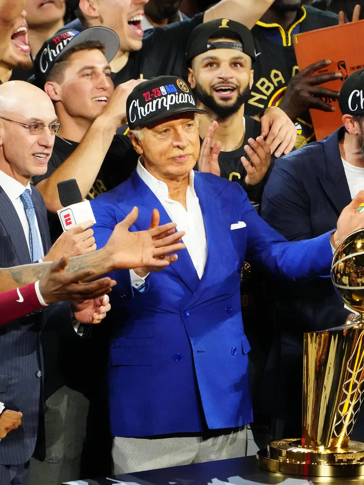 NBA, Basketball Herren, USA Finals-Miami Heat at Denver Nuggets Jun 12, 2023 Denver, Colorado, USA NBA commissioner Adam Silver presents the Larry O Brien Trophy to Denver Nuggets owner Stan Kroenke after the Nuggets won the 2023 NBA Championship against the Miami Heat at Ball Arena. Denver Ball Arena Colorado USA, EDITORIAL USE ONLY PUBLICATIONxINxGERxSUIxAUTxONLY Copyright: xRonxChenoyx 20230612_jhp_ac4_0696