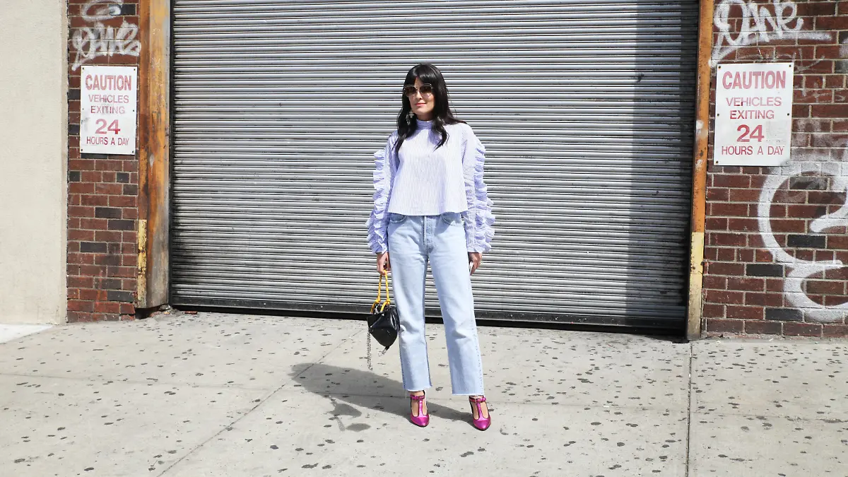 A chic showgoer posing outside of the Zimmermann runway show during New York Fashion Week - Sept 9, 2016 - Photo: Runway Manhattan/Zach Chase ***For Editorial Use Only*** | Verwendung weltweit