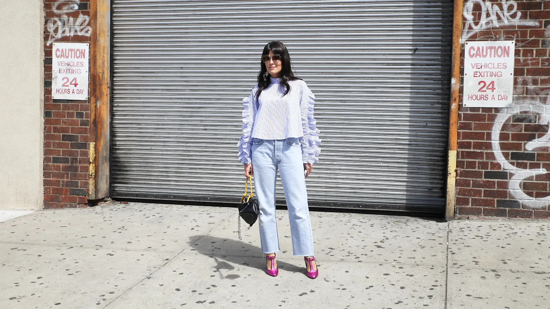 A chic showgoer posing outside of the Zimmermann runway show during New York Fashion Week - Sept 9, 2016 - Photo: Runway Manhattan/Zach Chase ***For Editorial Use Only*** | Verwendung weltweit