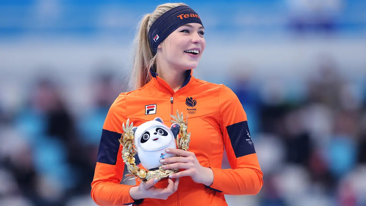 BEIJING, CHINA - FEBRUARY 17: Silver Medallist Jutta Leerdam of Team Netherlands poses during the Women's 1000m flower ceremony on day thirteen of the Beijing 2022 Winter Olympic Games at National Speed Skating Oval on February 17, 2022 in Beijing, China. (Photo by Lintao Zhang/Getty Images)