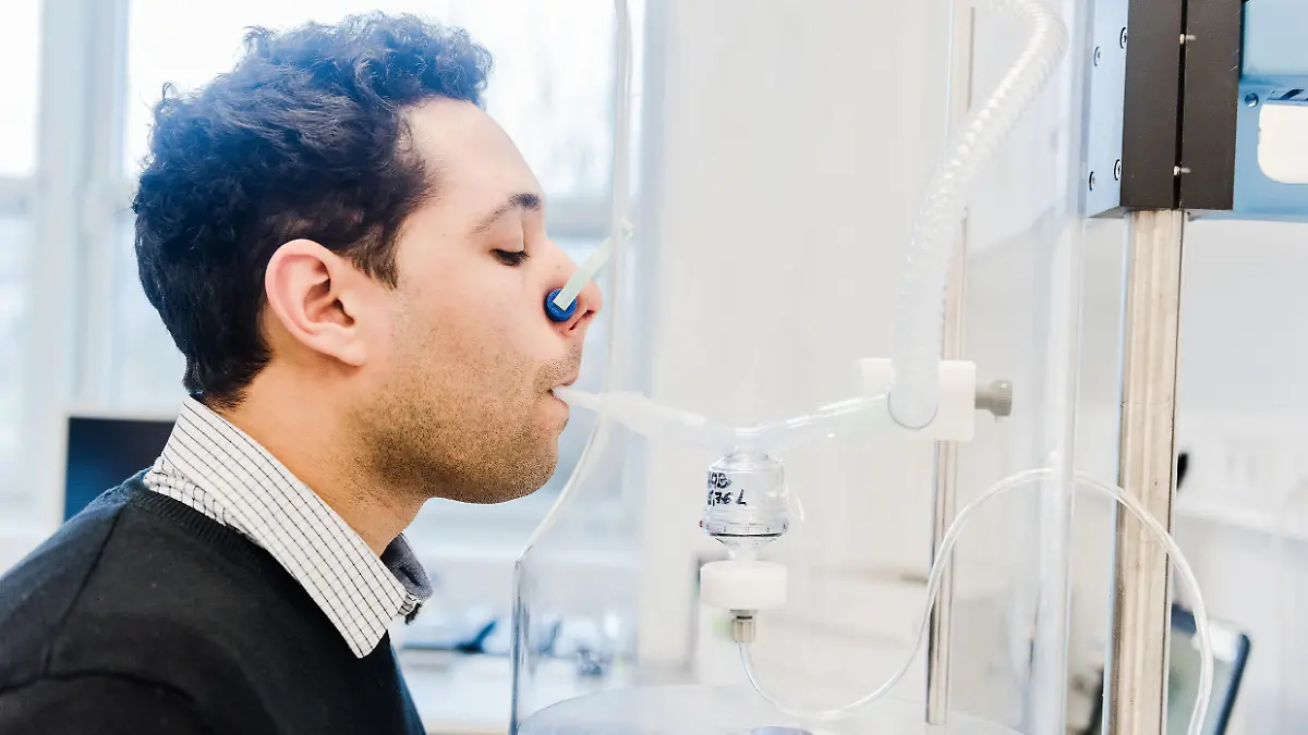 Ein Proband bei einer Inhalationsstudie. (Symbolbild)
