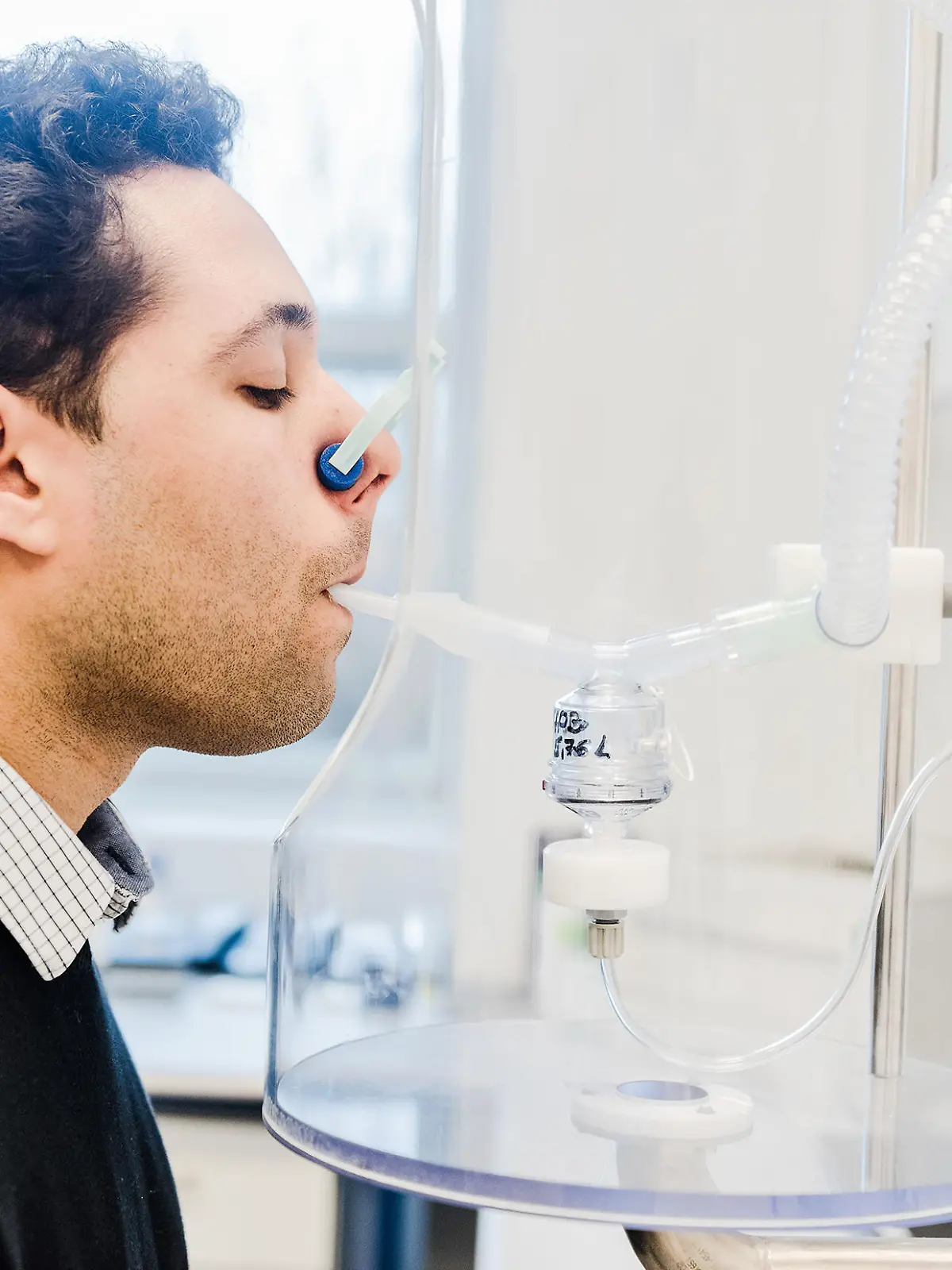 Ein Proband bei einer Inhalationsstudie. (Symbolbild)