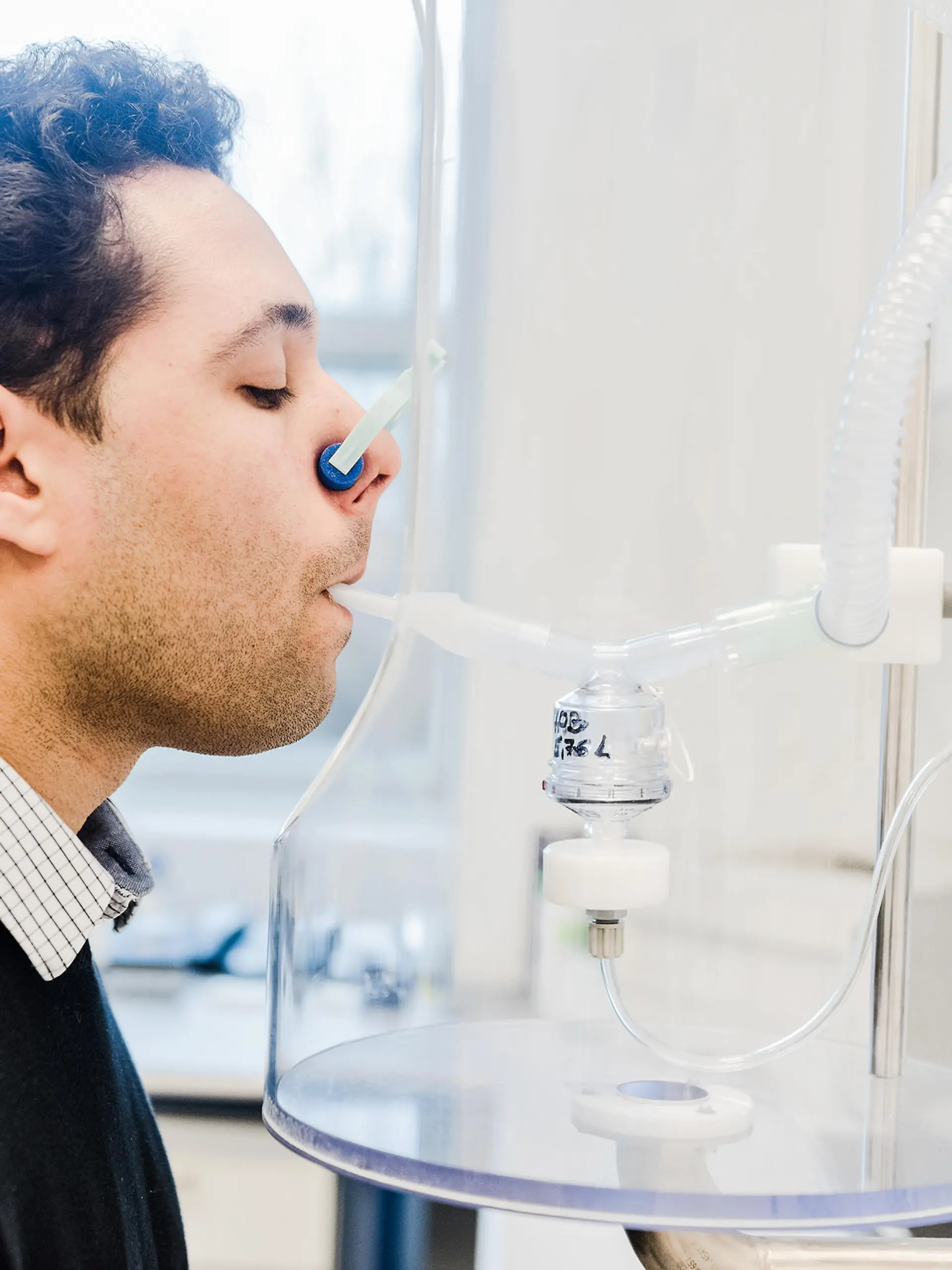 Ein Proband bei einer Inhalationsstudie. (Symbolbild)