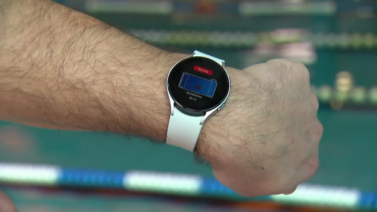 Über die Smartwatch übermittelt das System die Gefahrenmeldungen an den Bademeister.