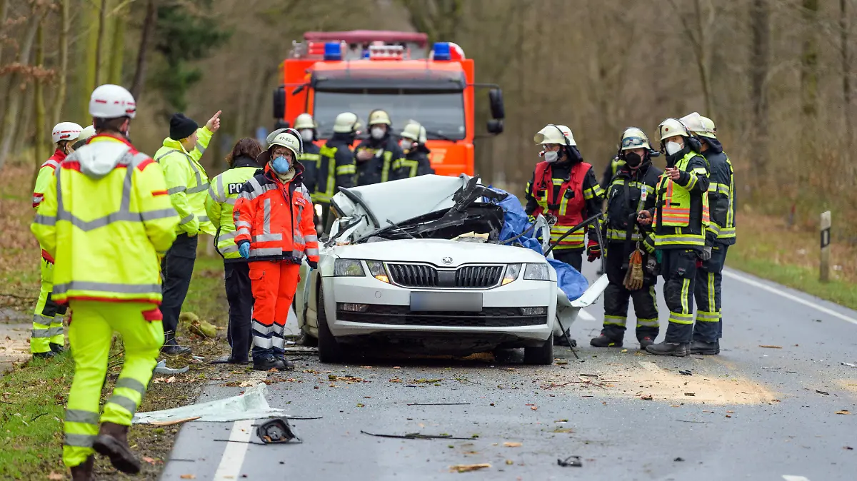 17.02.2022, Niedersachsen, Bad Bevensen: Einsatzkräfte stehen an einer Unfallstelle. Ein 37-jähriger Fahrer wurde in seinem Pkw von einem durch den Sturm umgestürzten Baum erschlagen. Foto: Philipp Schulze/dpa +++ dpa-Bildfunk +++
