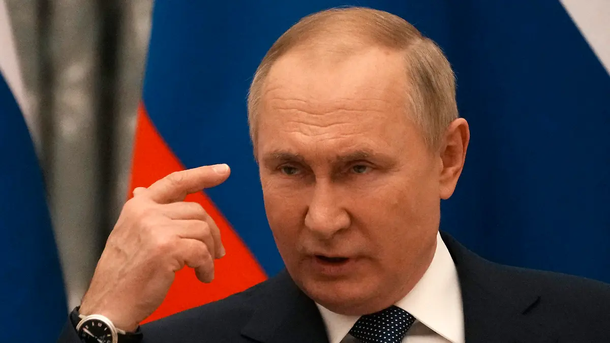 07.02.2022, Russland, Moskau: Wladimir Putin, Präsident von Russland spricht bei einer gemeinsamen Pressekonferenz mit Macron, dem Präsidenten von Frankreich. Der russische Präsident Putin hat beim Treffen mit seinem französischen Kollegen Macron die Ukraine zur Umsetzung des Friedensplans für den Donbass aufgefordert. Foto: Thibault Camus/Pool AP/dpa +++ dpa-Bildfunk +++