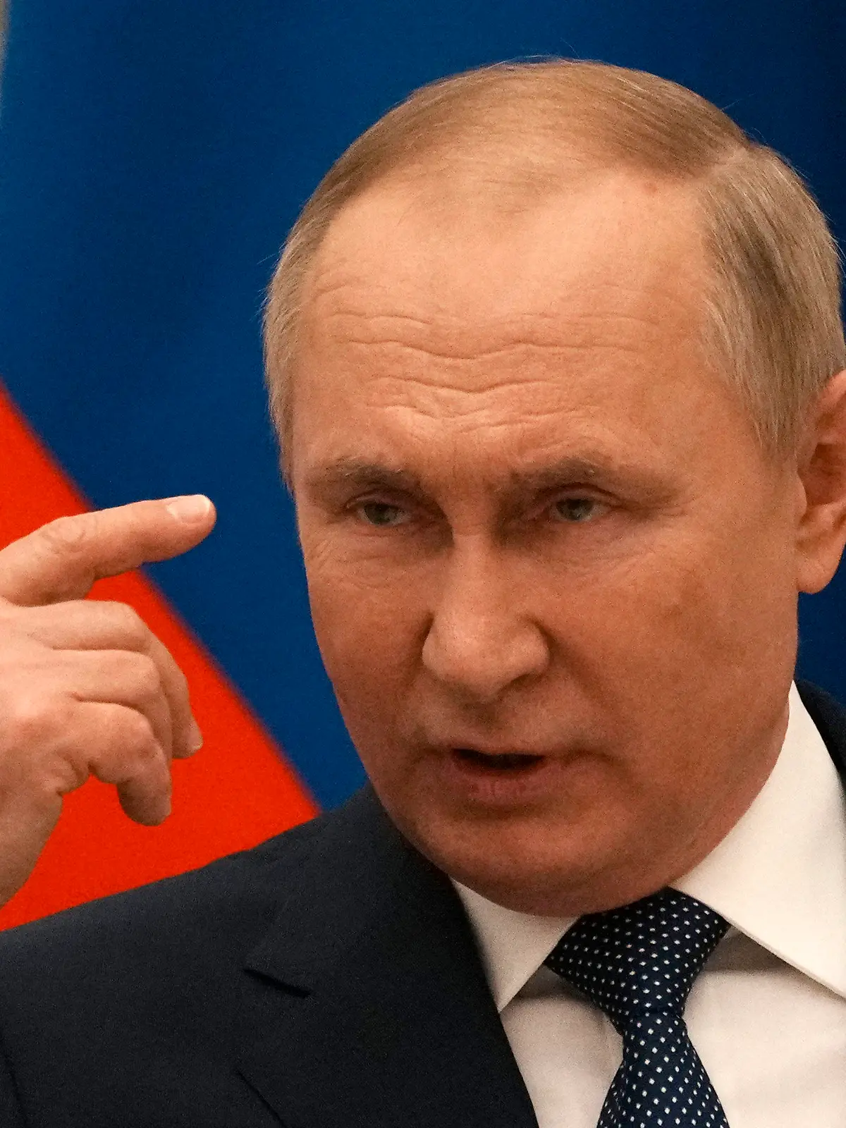 07.02.2022, Russland, Moskau: Wladimir Putin, Präsident von Russland spricht bei einer gemeinsamen Pressekonferenz mit Macron, dem Präsidenten von Frankreich. Der russische Präsident Putin hat beim Treffen mit seinem französischen Kollegen Macron die Ukraine zur Umsetzung des Friedensplans für den Donbass aufgefordert. Foto: Thibault Camus/Pool AP/dpa +++ dpa-Bildfunk +++