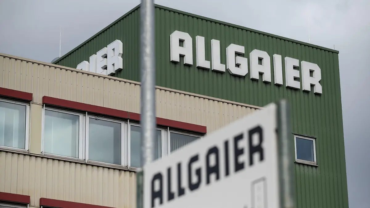 17.02.2022, Baden-Württemberg, Uhingen: Das Logo des Autozulieferers Allgaier ist an einem Gebäude am Unternehmessitz zu sehen. Allgaier steht einem Zeitungsbericht zufolge kurz vor dem Verkauf. (zu dpa ·Bericht: Autozulieferer Allgaier steht vor dem Verkauf·) Foto: Marijan Murat/dpa +++ dpa-Bildfunk +++