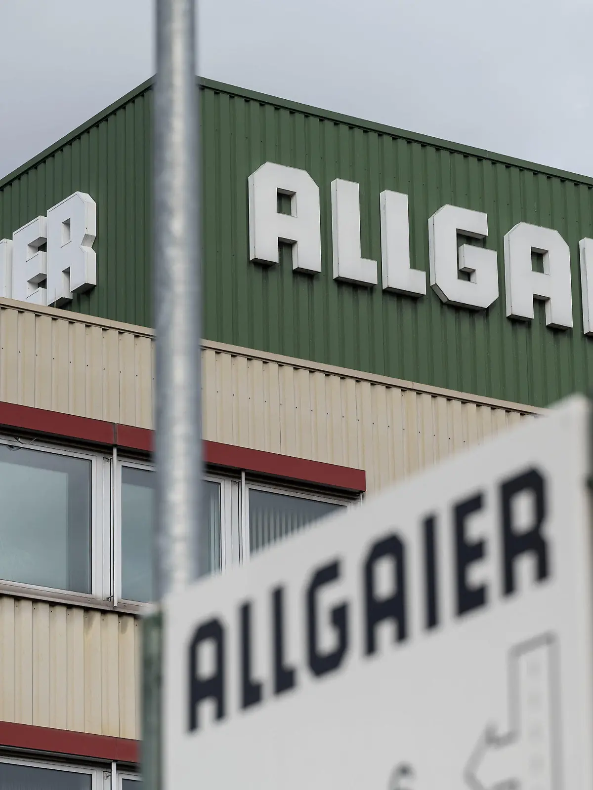17.02.2022, Baden-Württemberg, Uhingen: Das Logo des Autozulieferers Allgaier ist an einem Gebäude am Unternehmessitz zu sehen. Allgaier steht einem Zeitungsbericht zufolge kurz vor dem Verkauf. (zu dpa ·Bericht: Autozulieferer Allgaier steht vor dem Verkauf·) Foto: Marijan Murat/dpa +++ dpa-Bildfunk +++