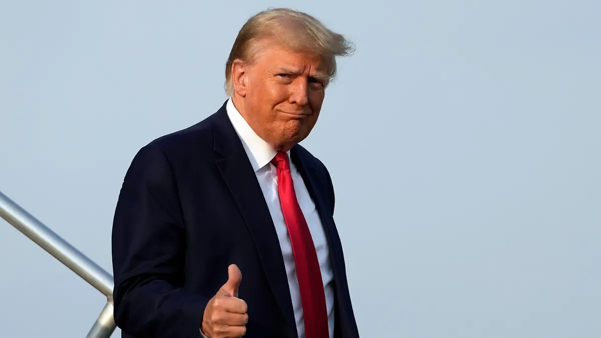 24.08.2023, USA, Atlanta: Donald Trump, ehemaliger Präsident der USA, verlässt sein Flugzeug bei der Ankunft am Hartsfield-Jackson Atlanta International Airport. Foto: Alex Brandon/AP +++ dpa-Bildfunk +++