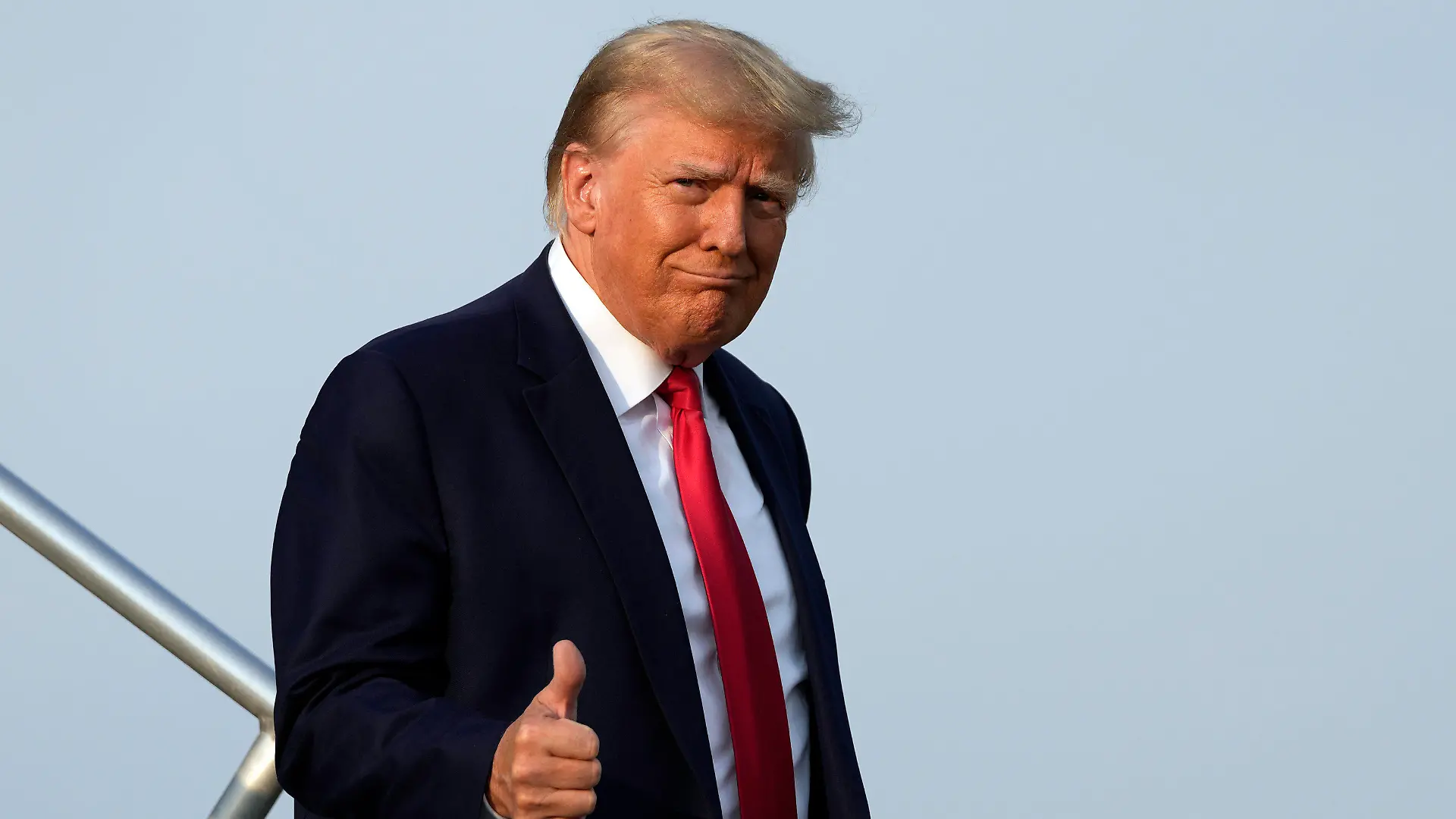 24.08.2023, USA, Atlanta: Donald Trump, ehemaliger Präsident der USA, verlässt sein Flugzeug bei der Ankunft am Hartsfield-Jackson Atlanta International Airport. Foto: Alex Brandon/AP +++ dpa-Bildfunk +++