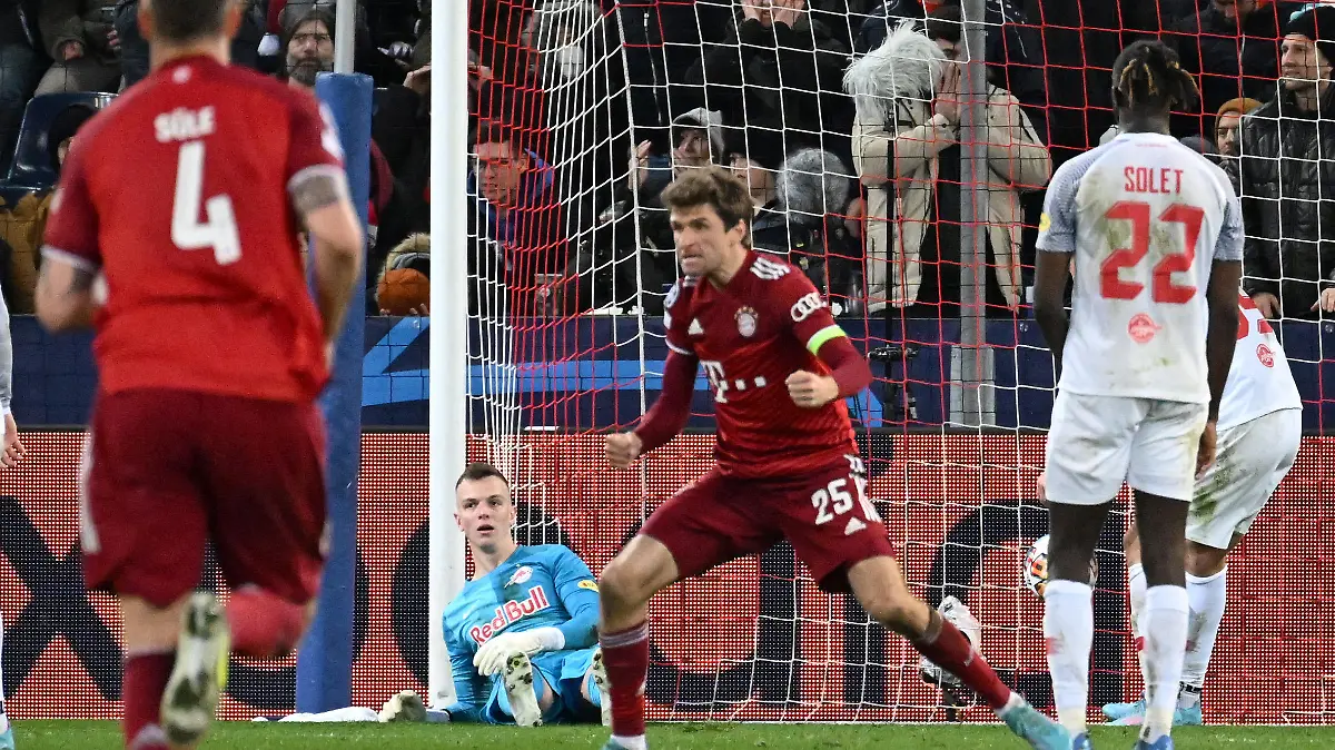 ABD0306_20220216 - SALZBURG - ÖSTERREICH: (v.l.) Niklas Süle (FC Bayern München), Philipp Köhn (FC Salzburg),Thomas Müller (FC Bayern München) nach dem 1:1 beim UEFA Champions League-Achtelfinale Spiel FC Salzburg gegen FC Bayern München am Mittwoch, 16. Februar 2022, in Salzburg. - FOTO: APA/BARBARA GINDL - 20220217_PD0006